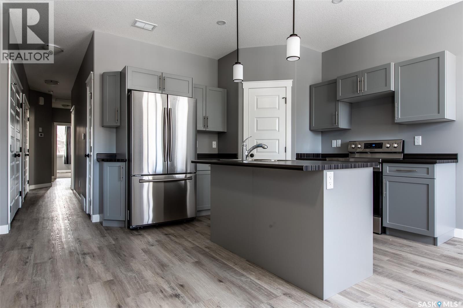2748 Mackay Street, Regina, Saskatchewan  S4N 2T7 - Photo 3 - SK038327