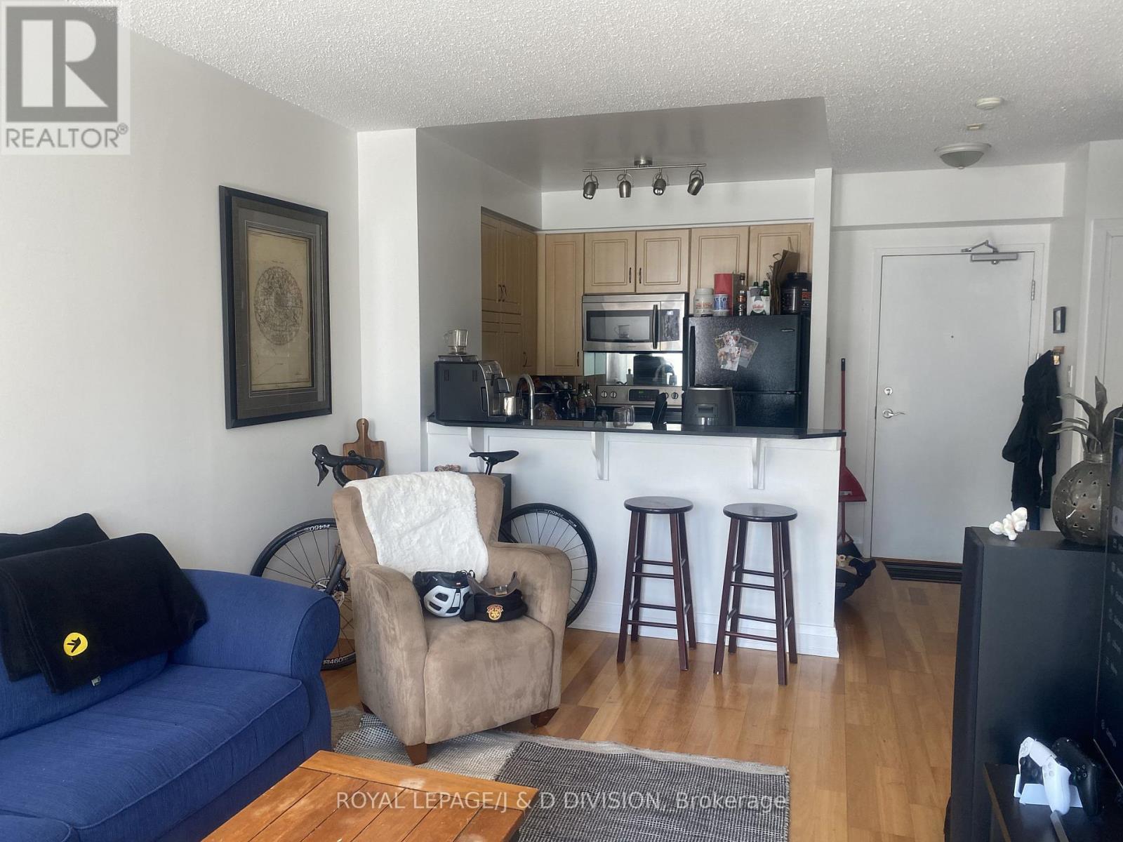 208 - 2495 Dundas Street W, Toronto, Ontario  M6P 1X4 - Photo 2 - W13244274
