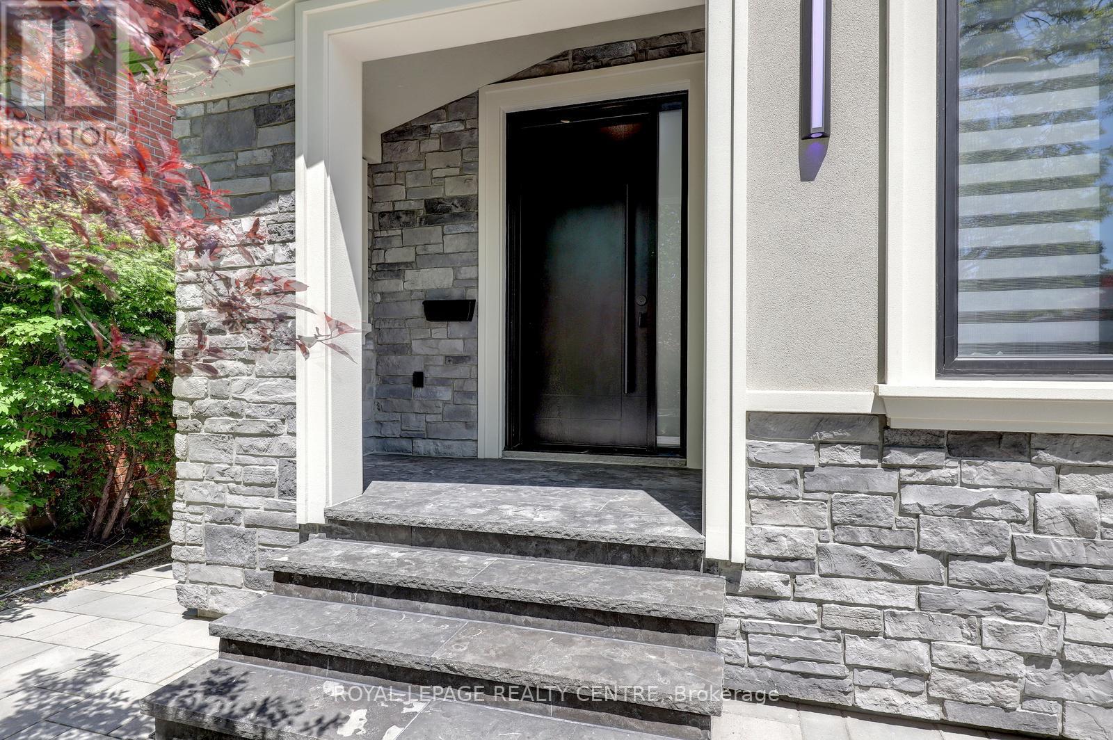 2257 Springfield Court, Mississauga, Ontario  L5K 1V3 - Photo 2 - W13245000