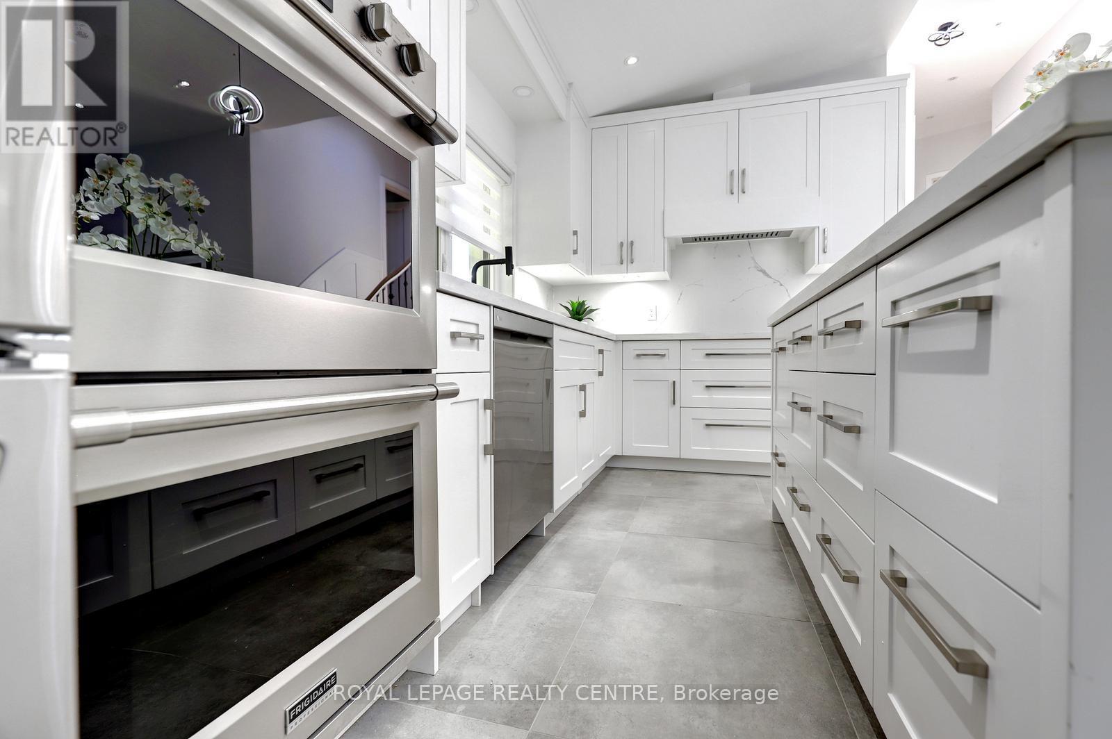 2257 Springfield Court, Mississauga, Ontario  L5K 1V3 - Photo 9 - W13245000