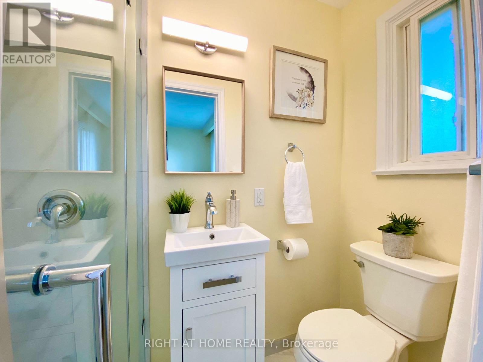 876 Hollowtree Crescent, Mississauga, Ontario  L4Y 2V2 - Photo 12 - W13245418