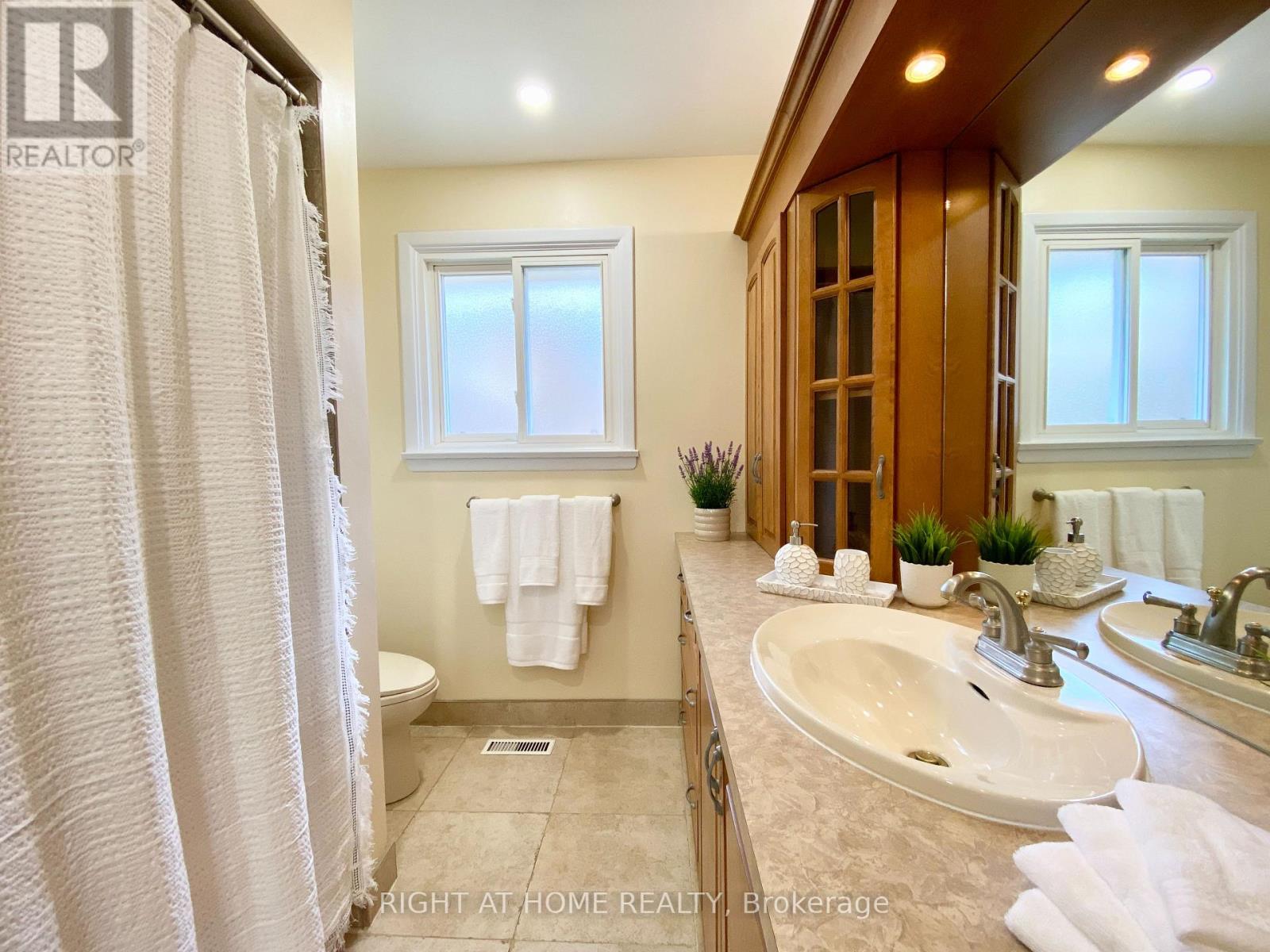 876 Hollowtree Crescent, Mississauga, Ontario  L4Y 2V2 - Photo 17 - W13245418