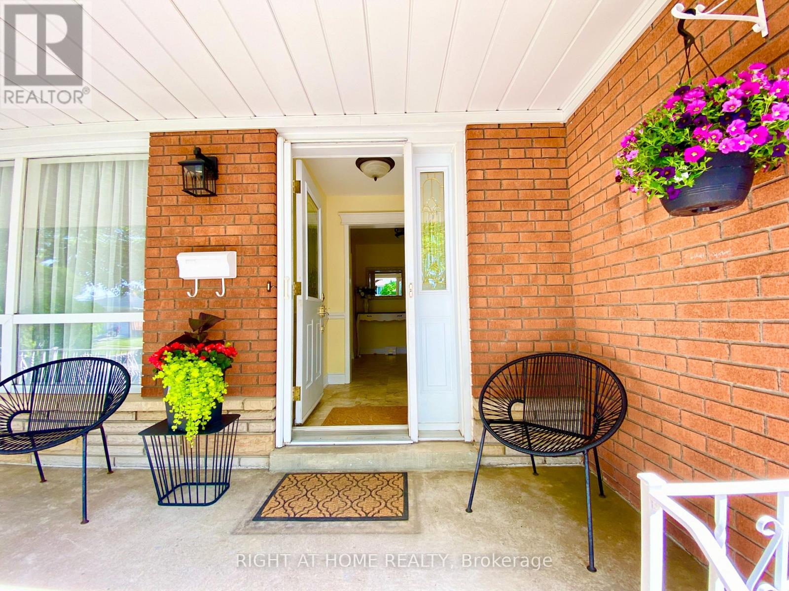 876 Hollowtree Crescent, Mississauga, Ontario  L4Y 2V2 - Photo 2 - W13245418