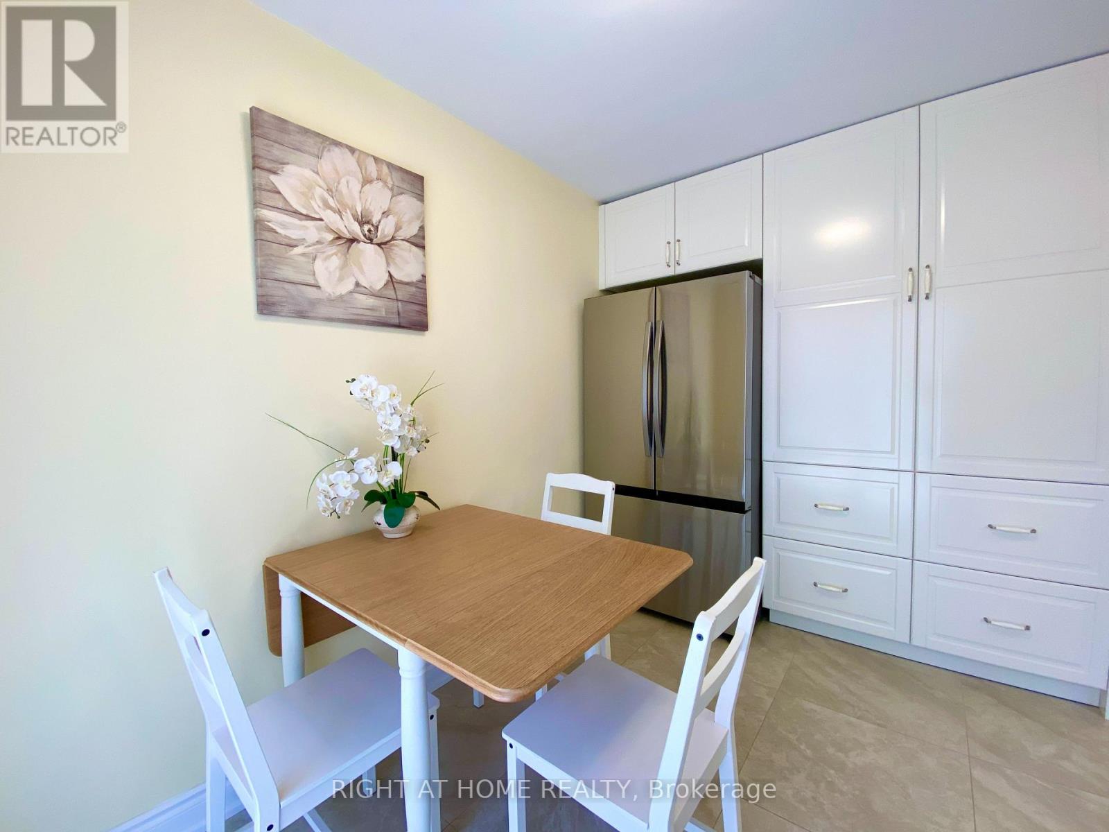 876 Hollowtree Crescent, Mississauga, Ontario  L4Y 2V2 - Photo 23 - W13245418