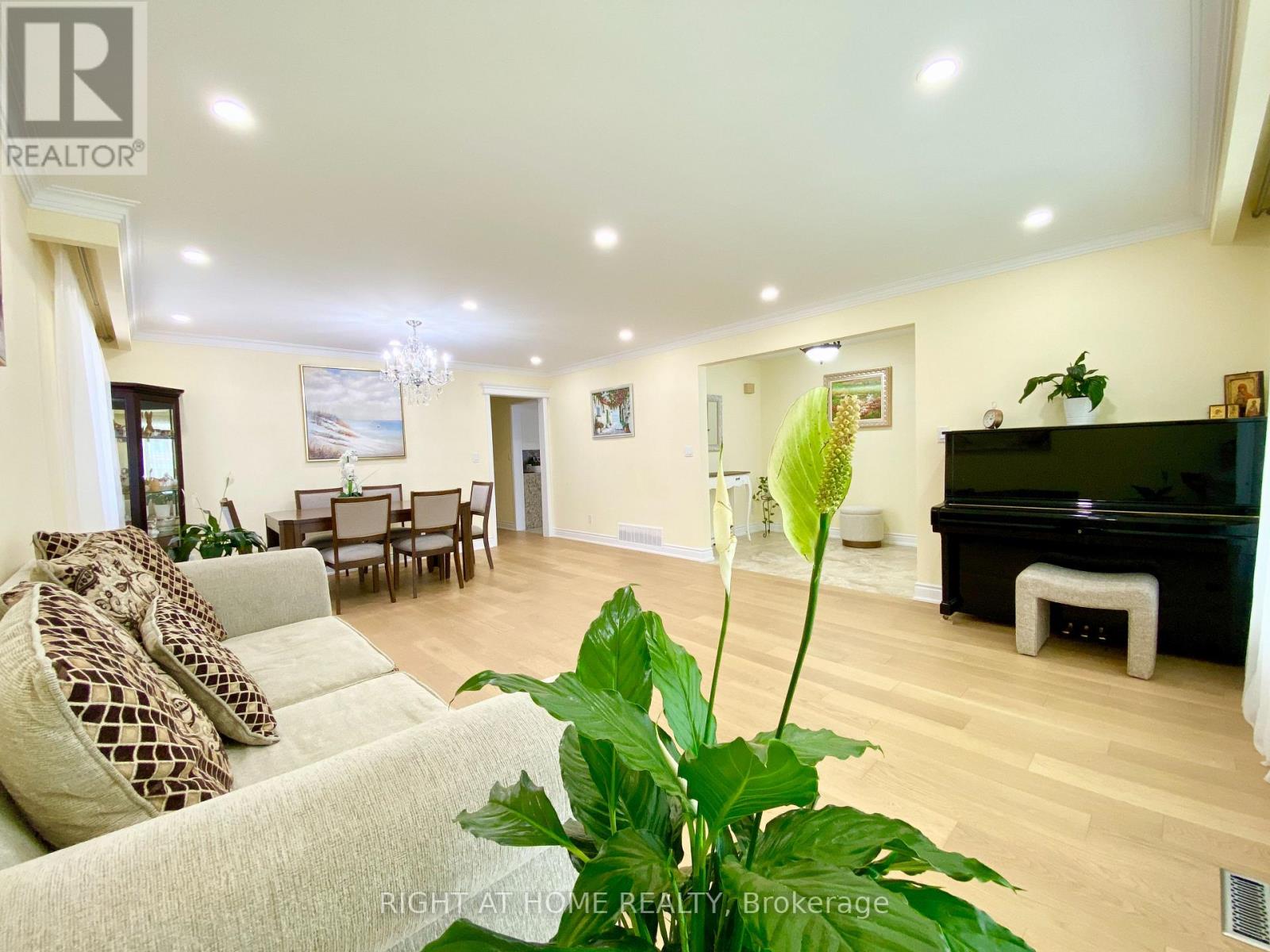876 Hollowtree Crescent, Mississauga, Ontario  L4Y 2V2 - Photo 3 - W13245418