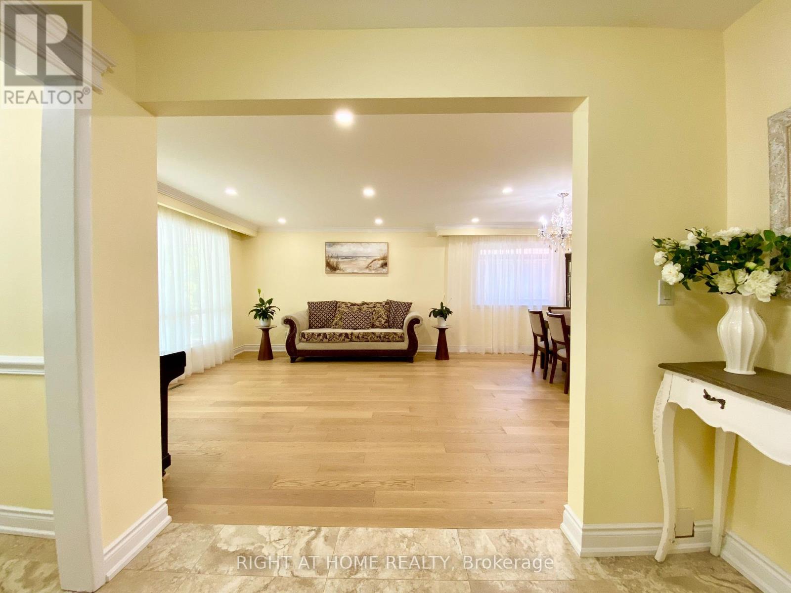 876 Hollowtree Crescent, Mississauga, Ontario  L4Y 2V2 - Photo 5 - W13245418