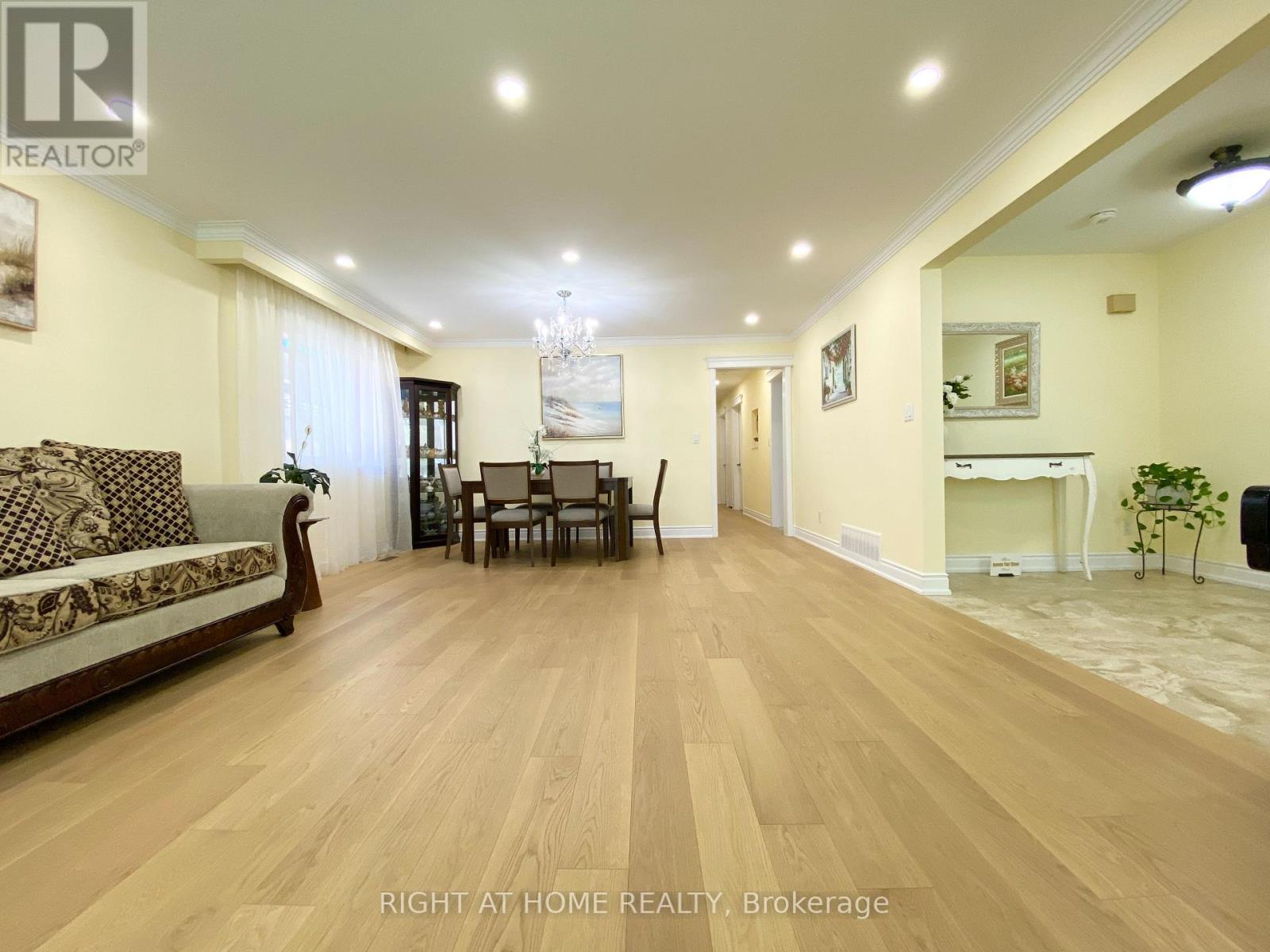 876 Hollowtree Crescent, Mississauga, Ontario  L4Y 2V2 - Photo 6 - W13245418