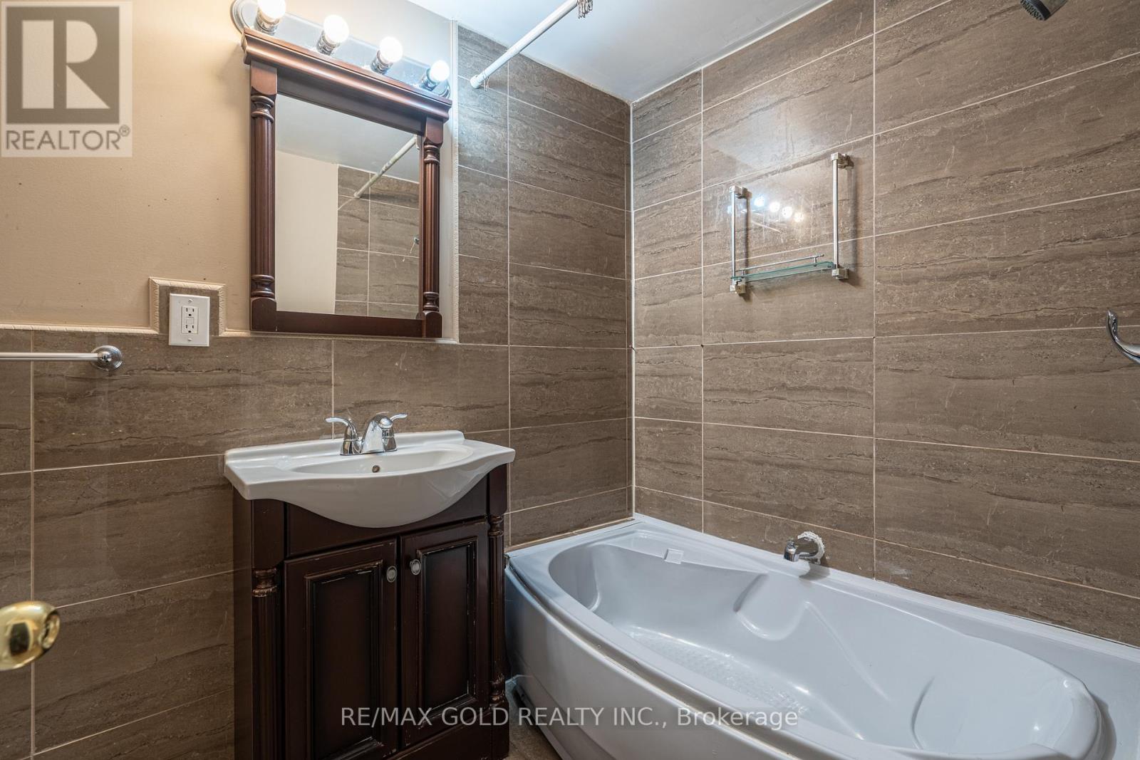 428 Father Tobin Road, Brampton, Ontario  L6R 0S2 - Photo 6 - W13233146