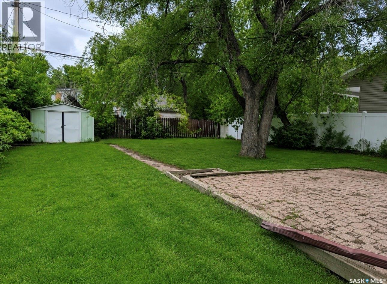 307 5th Avenue W, Assiniboia, Saskatchewan  S0H 0B0 - Photo 2 - SK038358