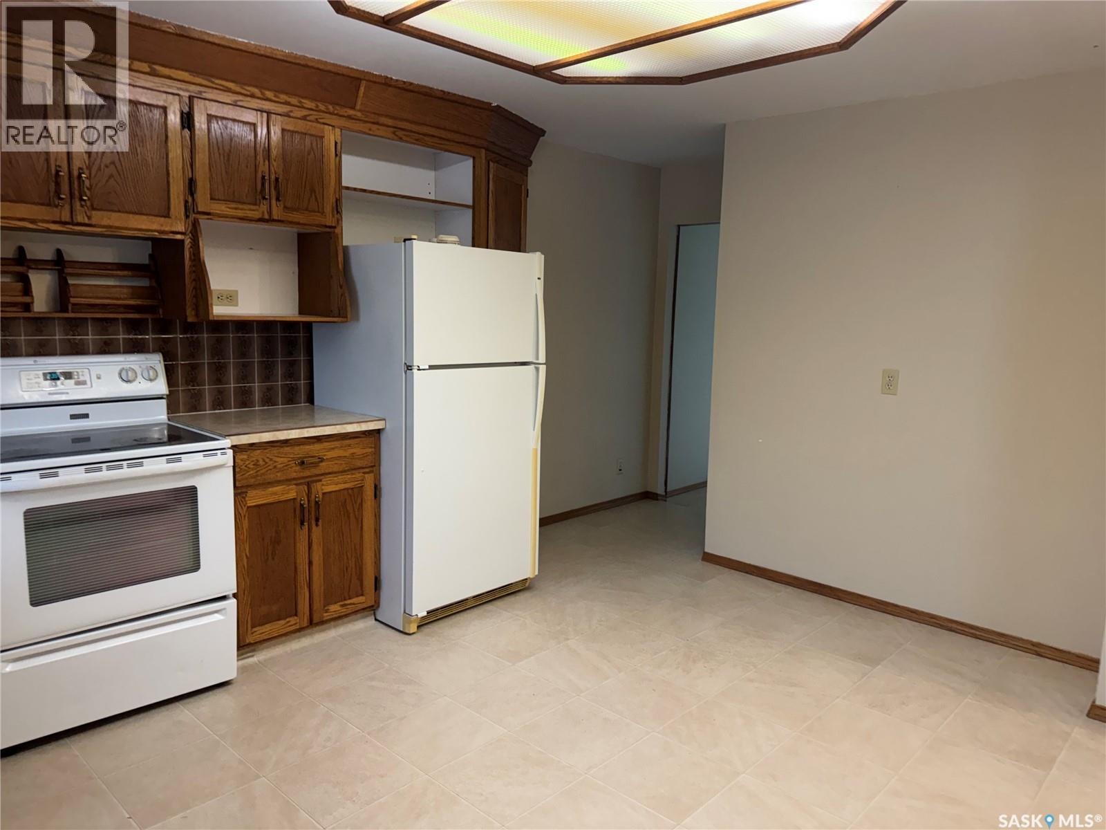 307 5th Avenue W, Assiniboia, Saskatchewan  S0H 0B0 - Photo 5 - SK038358