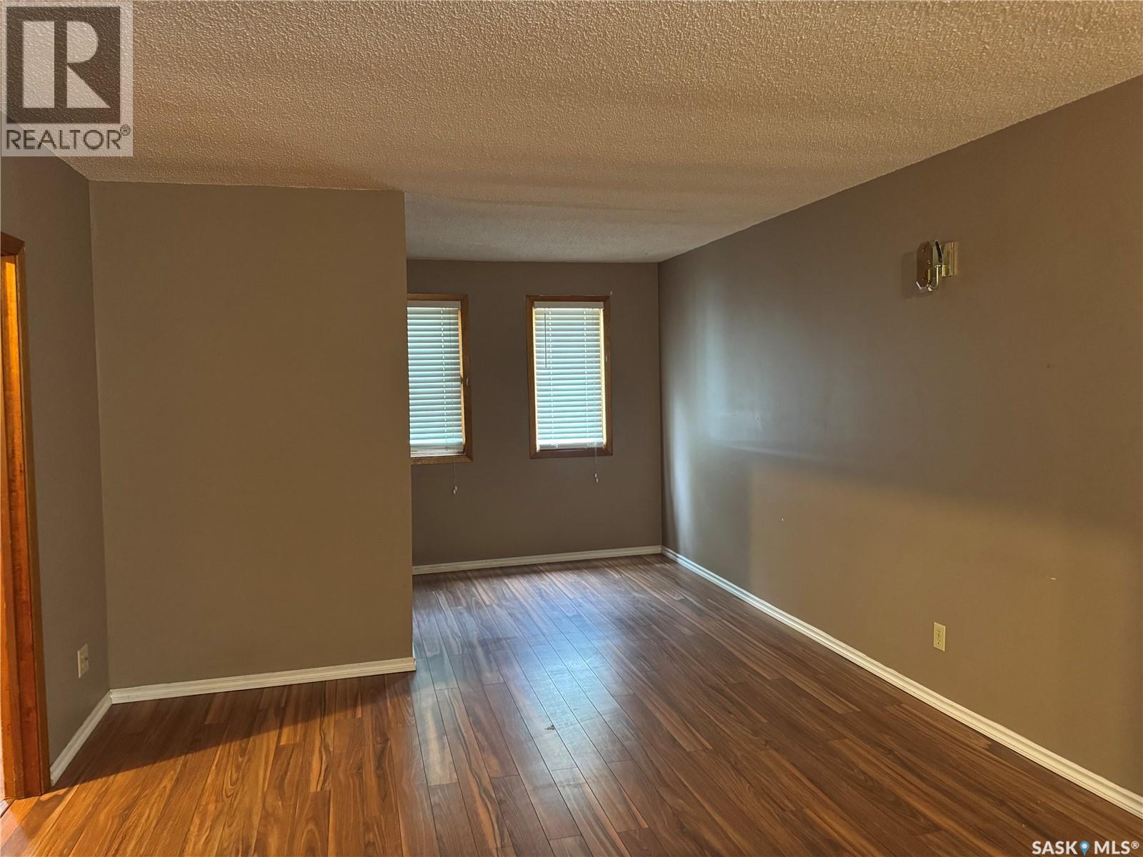 307 5th Avenue W, Assiniboia, Saskatchewan  S0H 0B0 - Photo 9 - SK038358