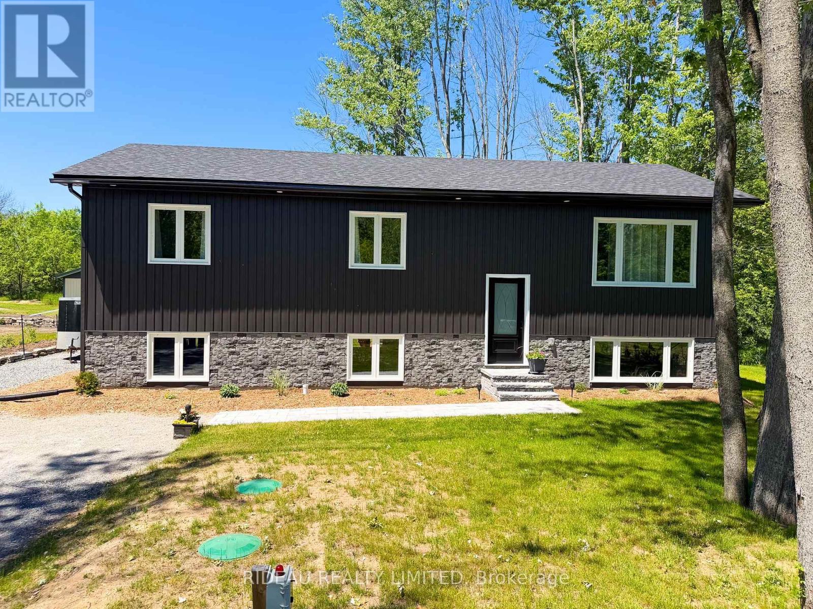 7 BROCK STREET, Rideau Lakes, Ontario