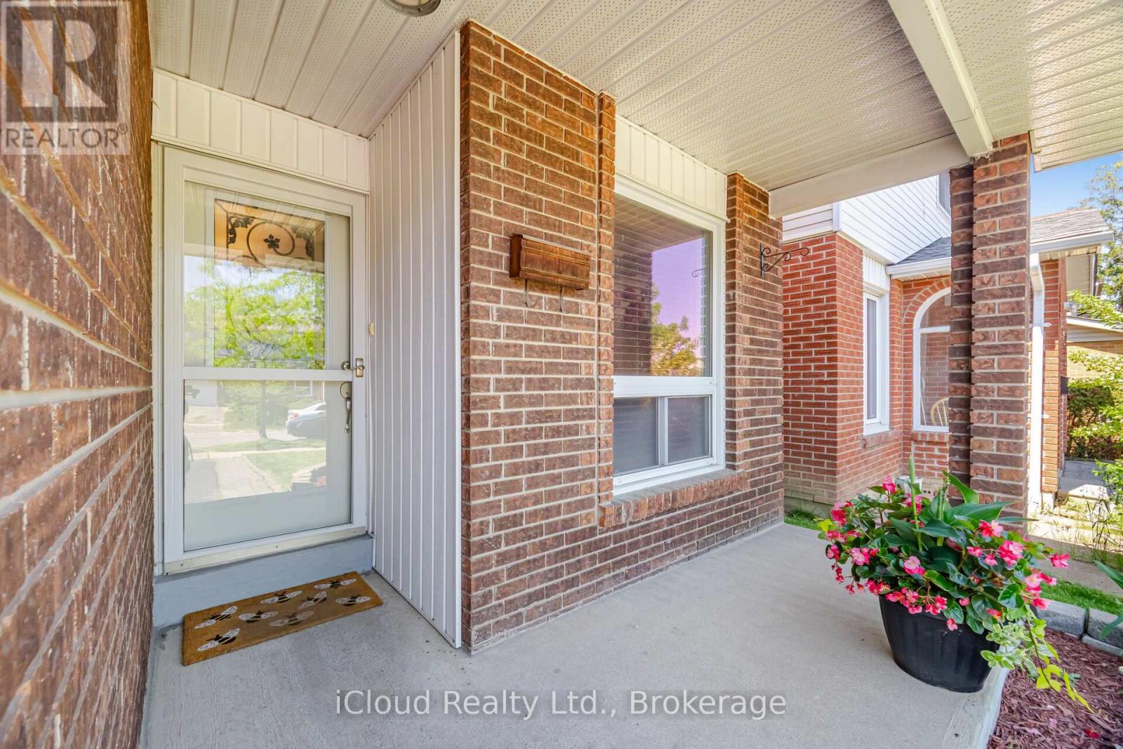 8 Lindridge Avenue, Brampton, Ontario  L6S 3W9 - Photo 4 - W13245698