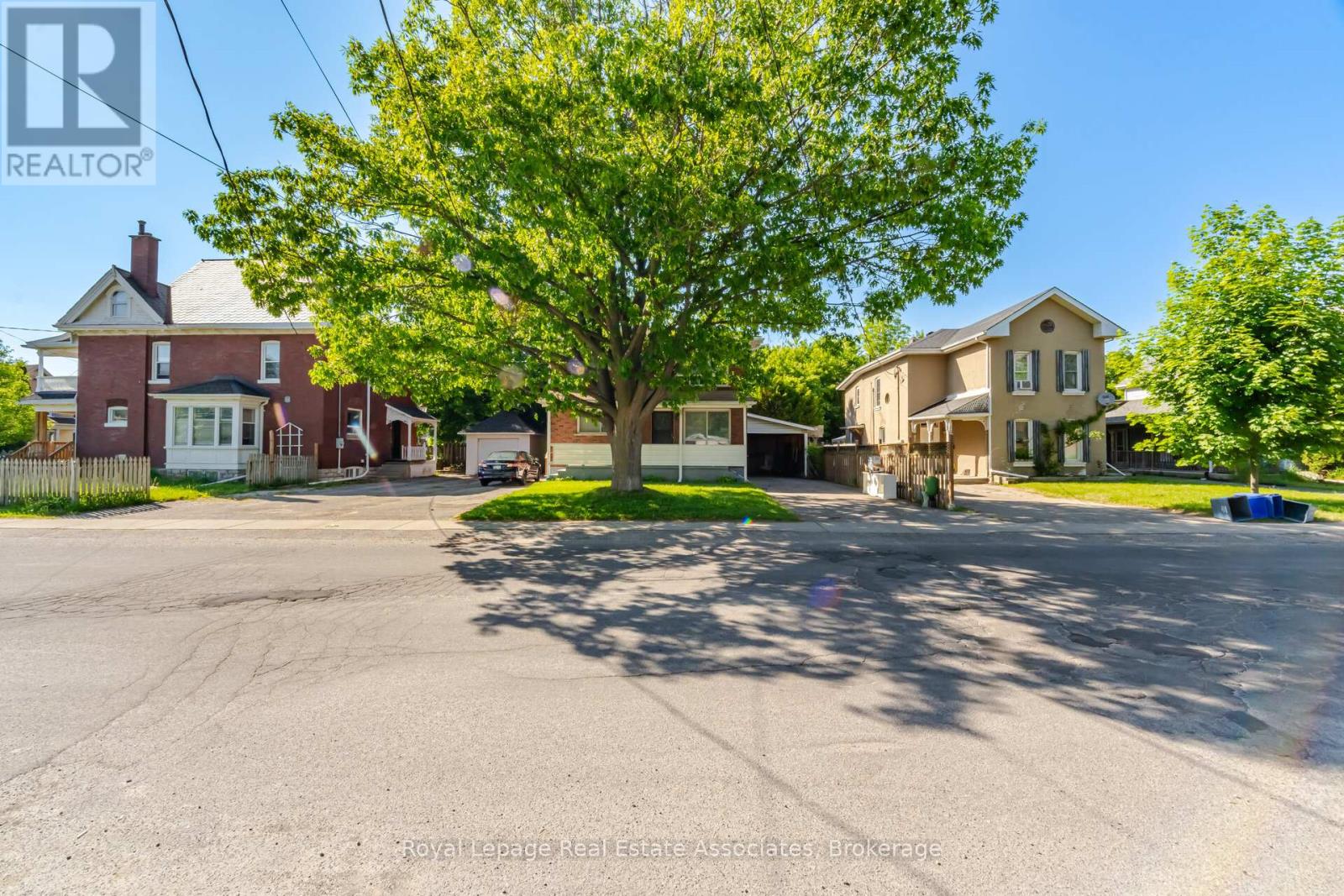 A - 22 St James Street, Brantford, Ontario  N3T 3Z6 - Photo 3 - X13017198