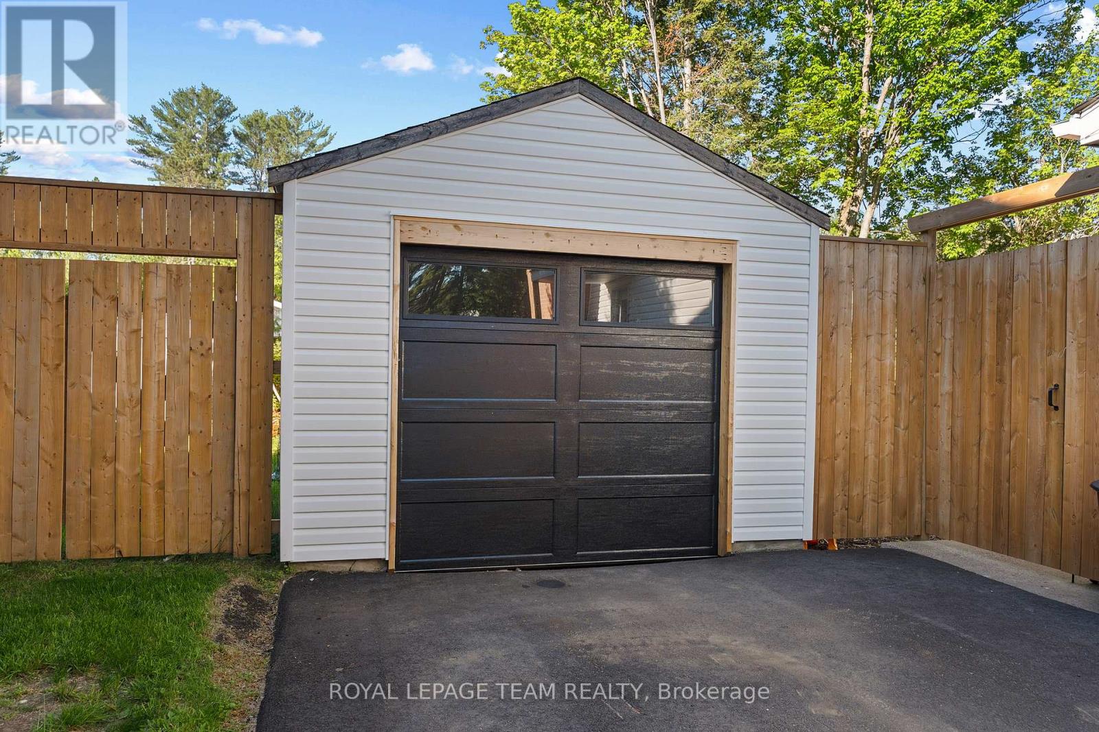 25 Frontenac Crescent, Deep River, Ontario  K0J 1P0 - Photo 4 - X12998834