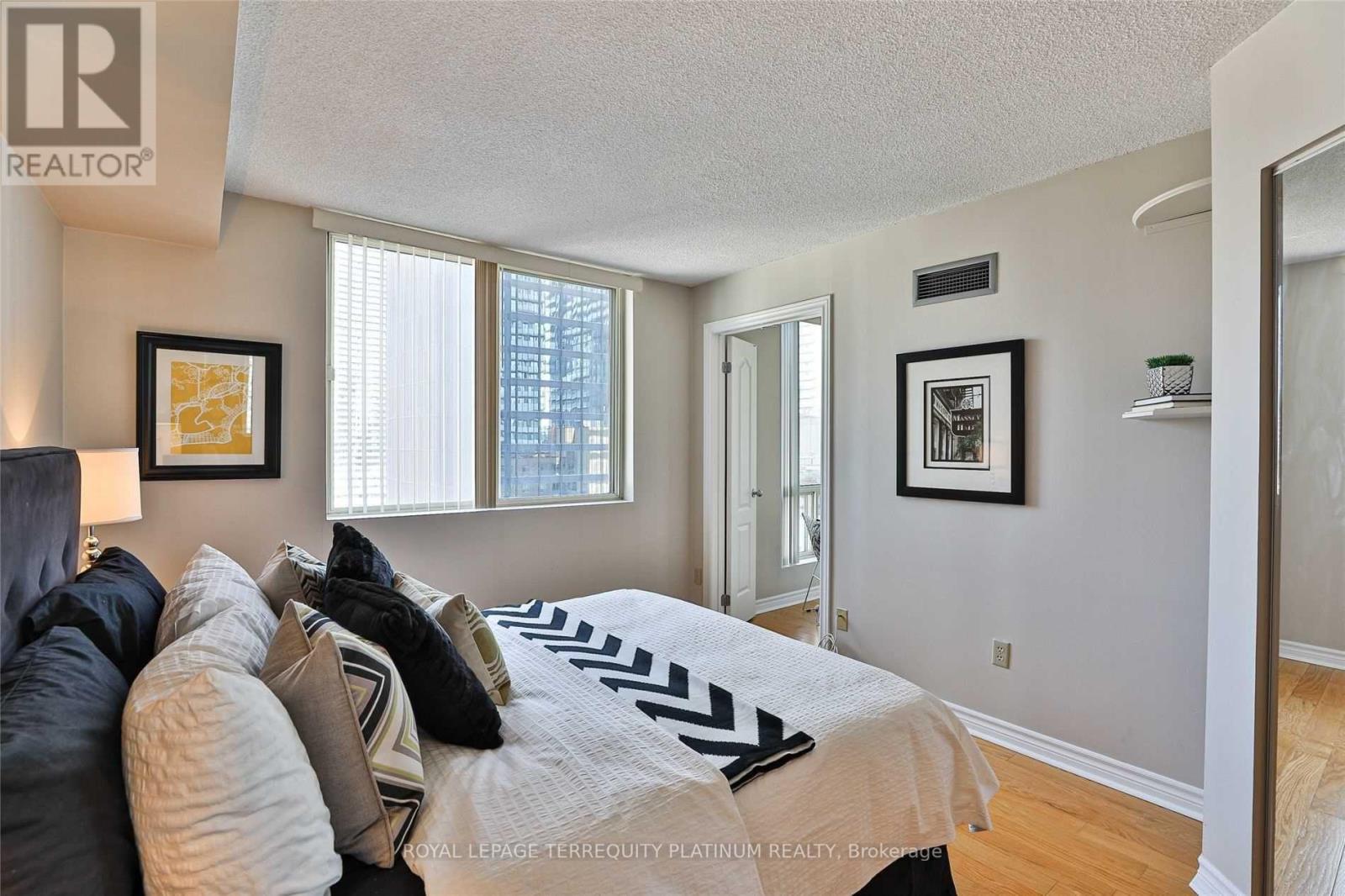 1801 - 25 Grenville Street, Toronto, Ontario  M4Y 2X5 - Photo 10 - C13245832