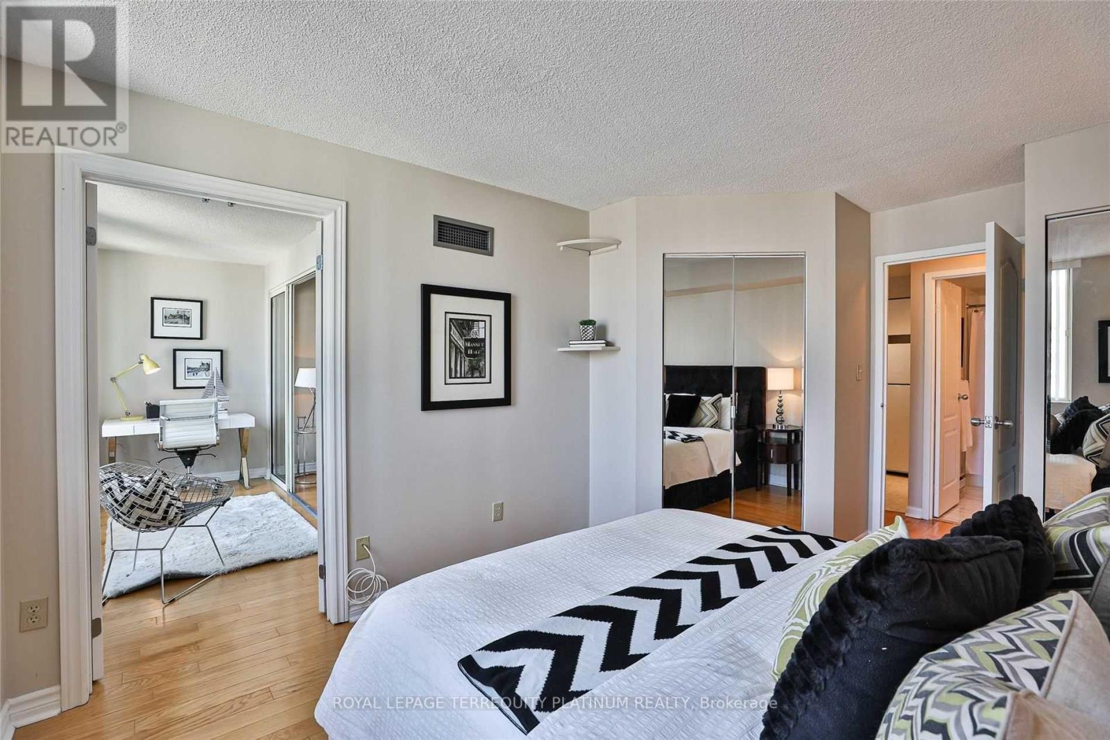 1801 - 25 Grenville Street, Toronto, Ontario  M4Y 2X5 - Photo 11 - C13245832