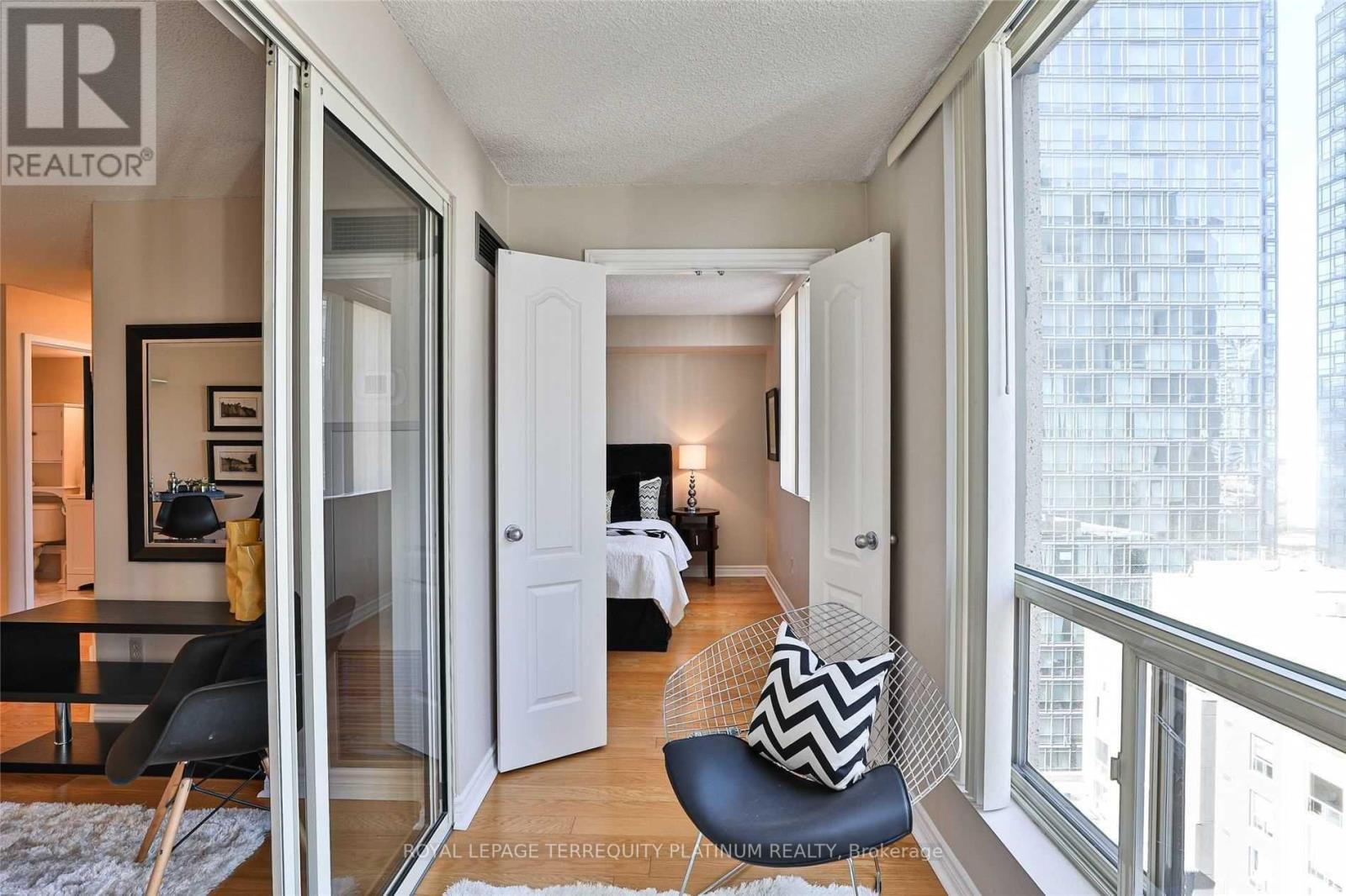 1801 - 25 Grenville Street, Toronto, Ontario  M4Y 2X5 - Photo 7 - C13245832