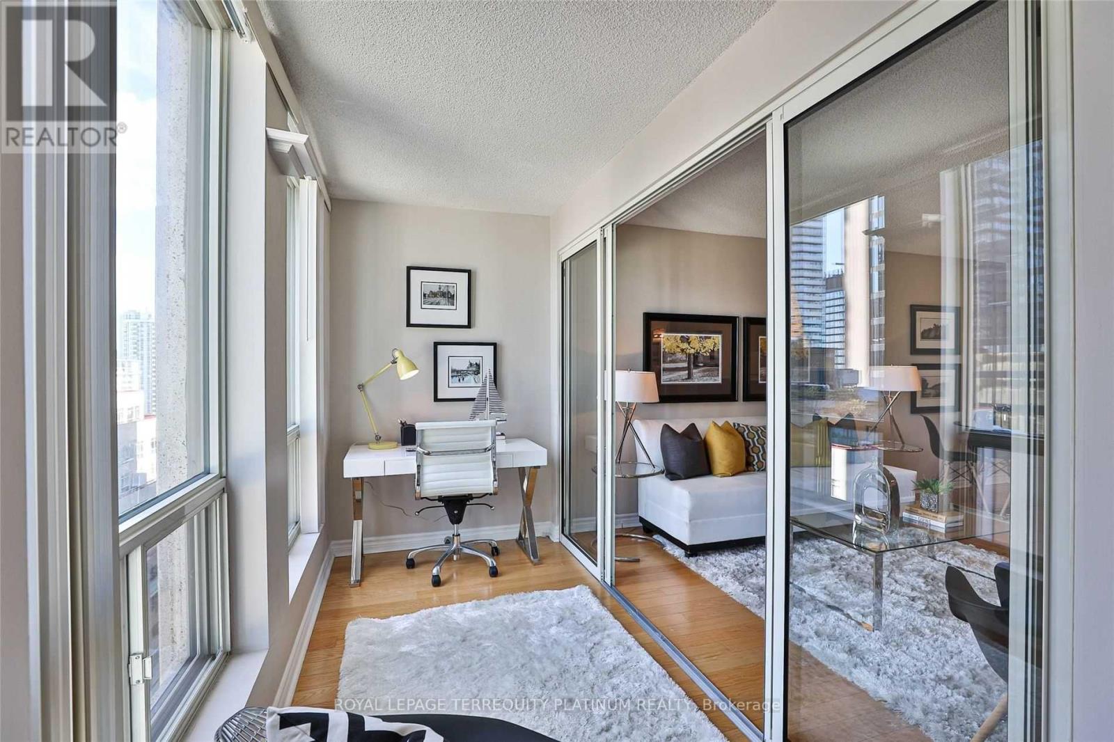 1801 - 25 Grenville Street, Toronto, Ontario  M4Y 2X5 - Photo 8 - C13245832