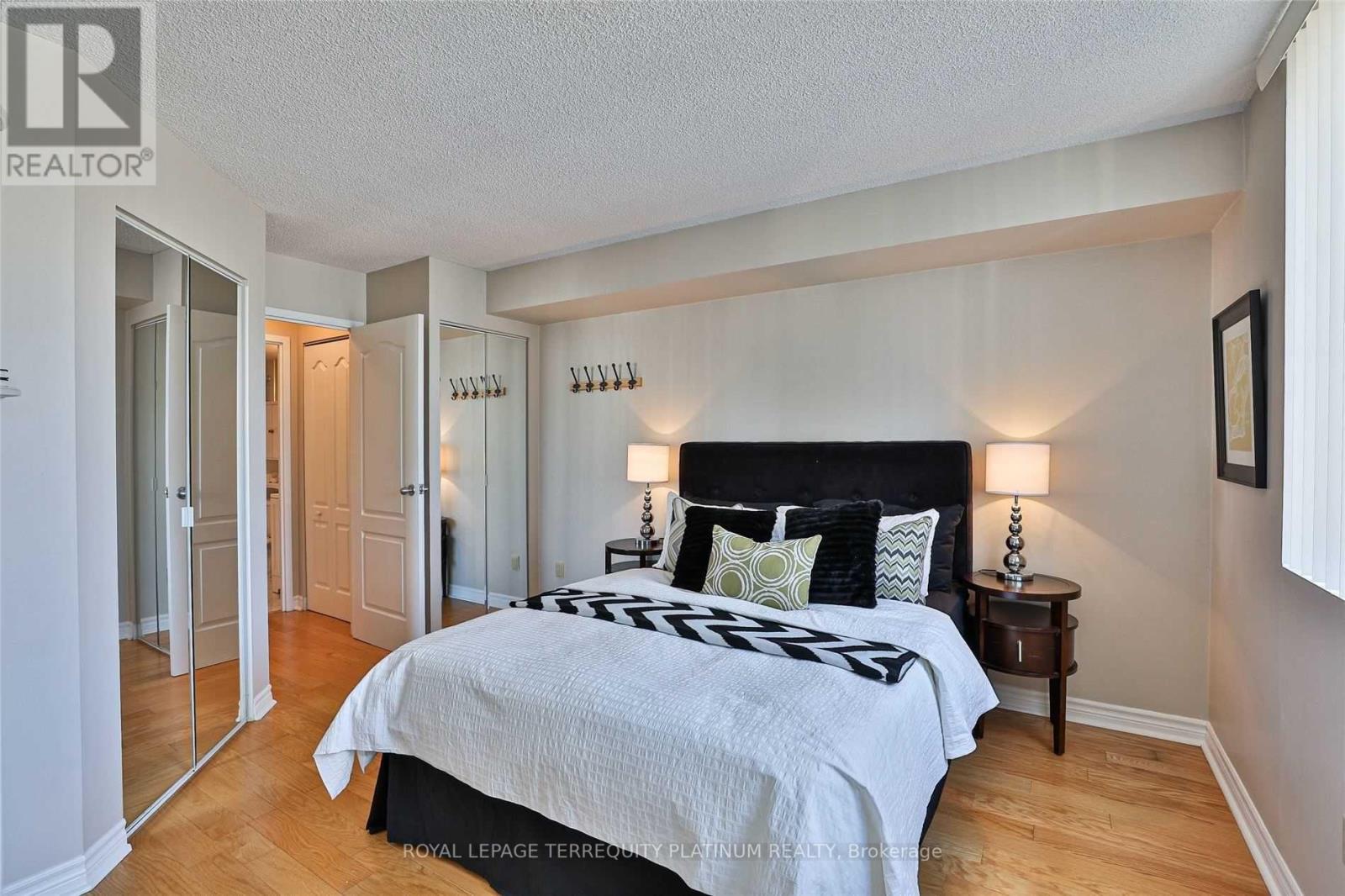 1801 - 25 Grenville Street, Toronto, Ontario  M4Y 2X5 - Photo 9 - C13245832