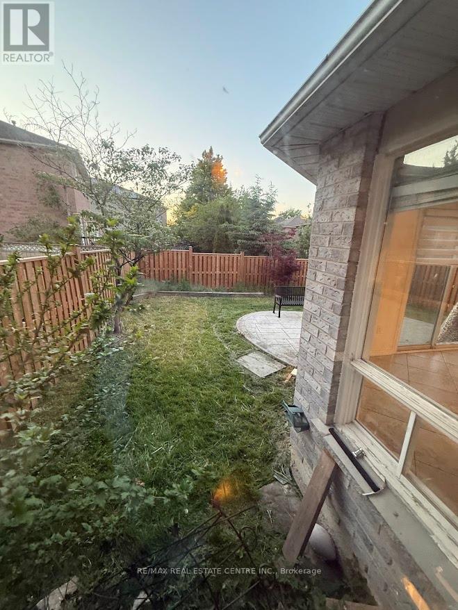 1561 Wintergrove Gardens, Mississauga, Ontario  L5M 3Z9 - Photo 11 - W13245772