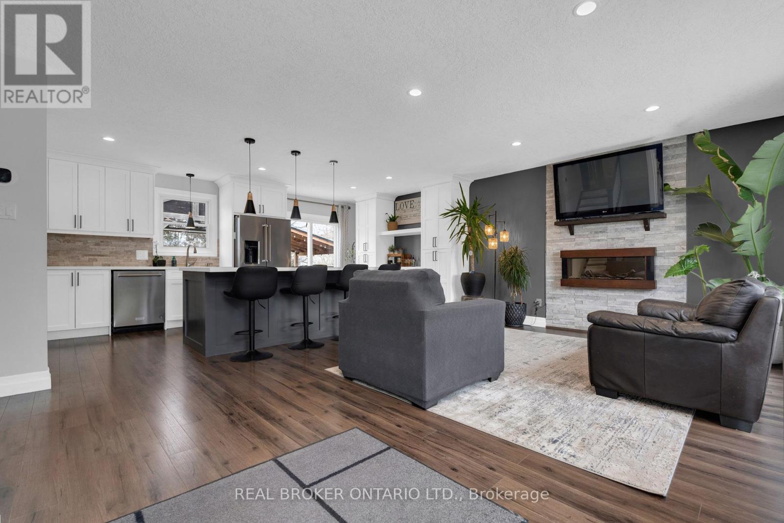 213 Centre Street, Essa, Ontario  L0M 1B0 - Photo 3 - N12931446