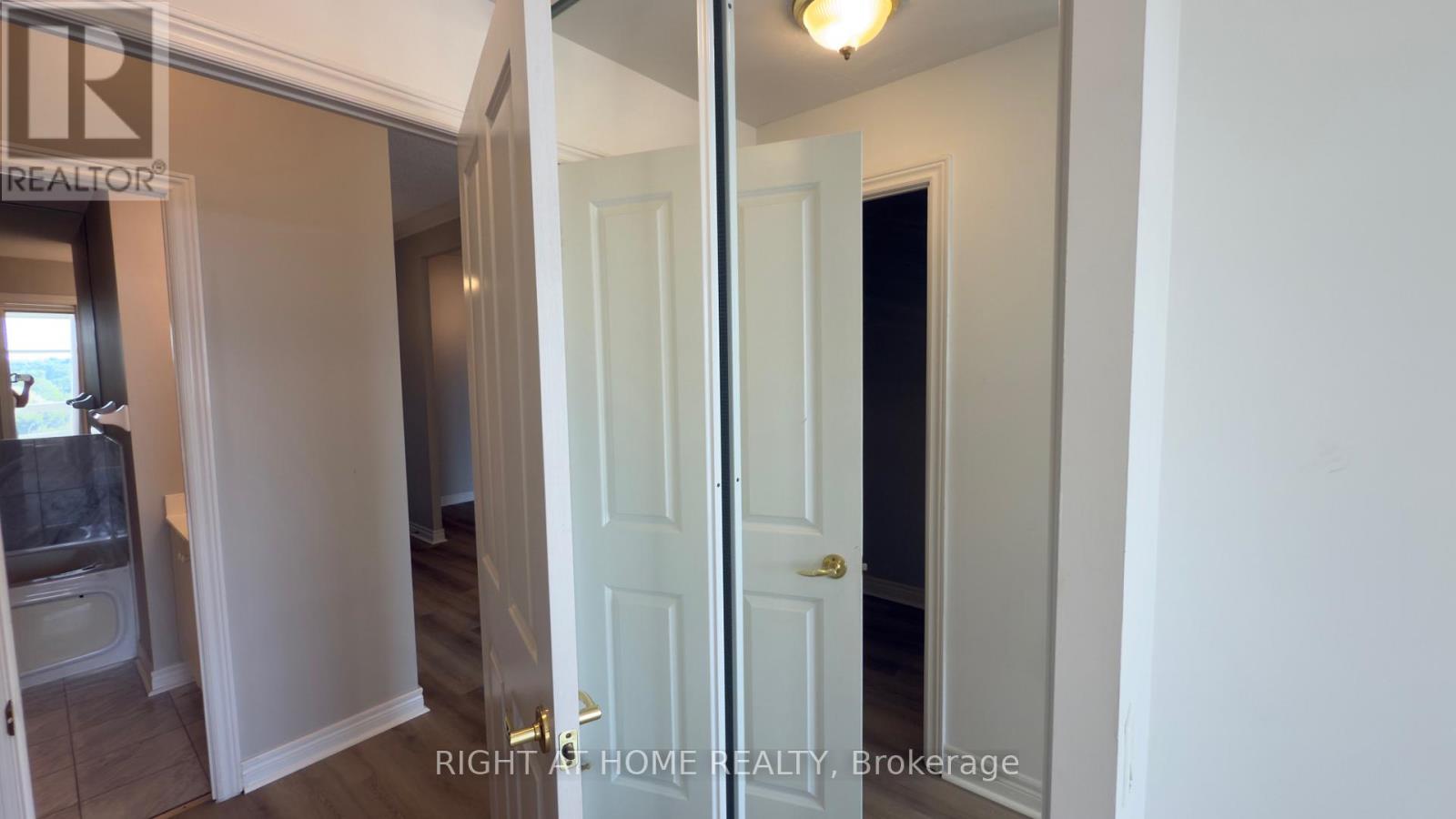 703 - 40 Old Mill Road, Oakville, Ontario  L6J 7W2 - Photo 4 - W13245990