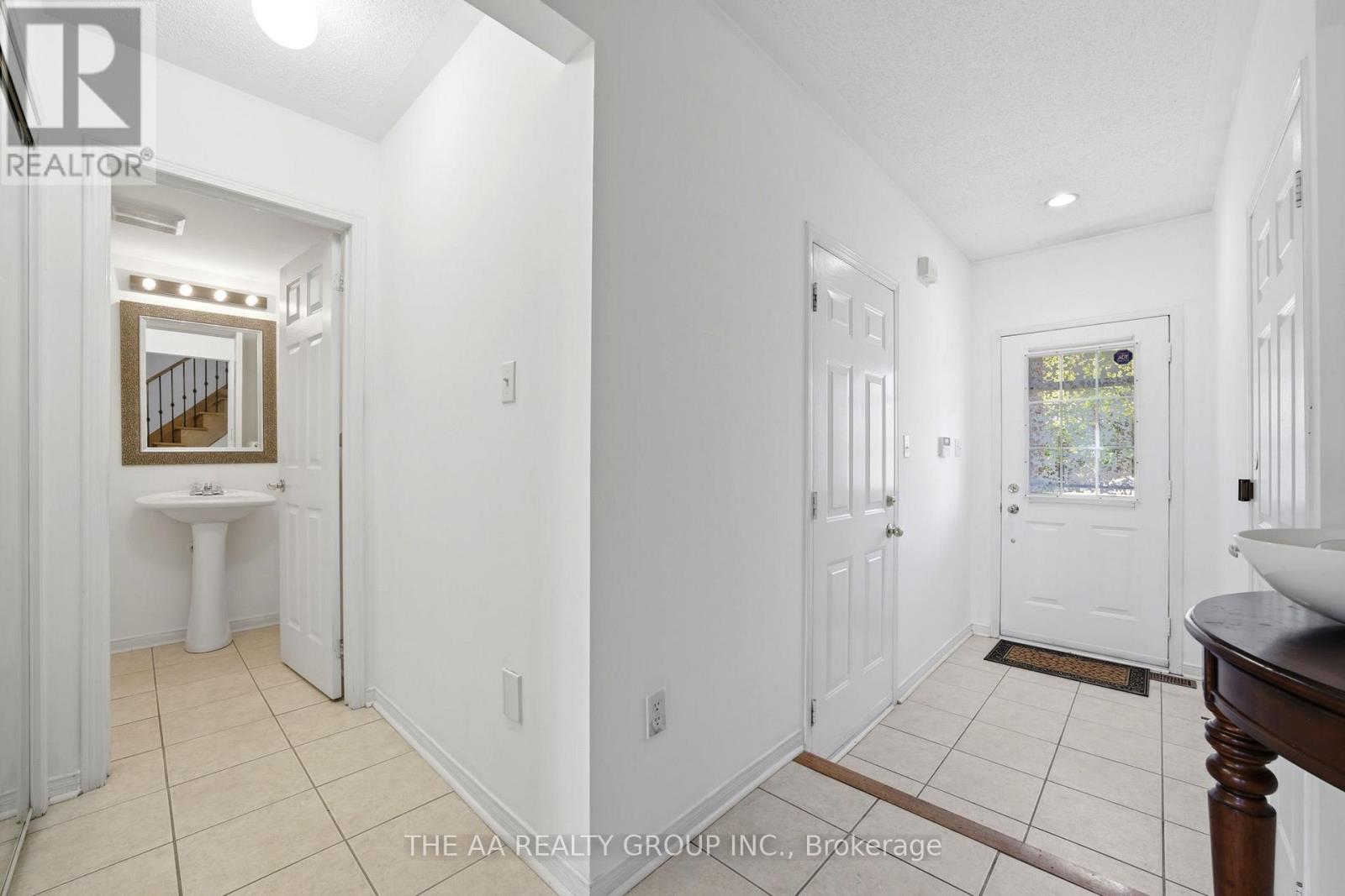 93 San Gabriele Place, Toronto, Ontario  M9L 3A5 - Photo 5 - W13246006