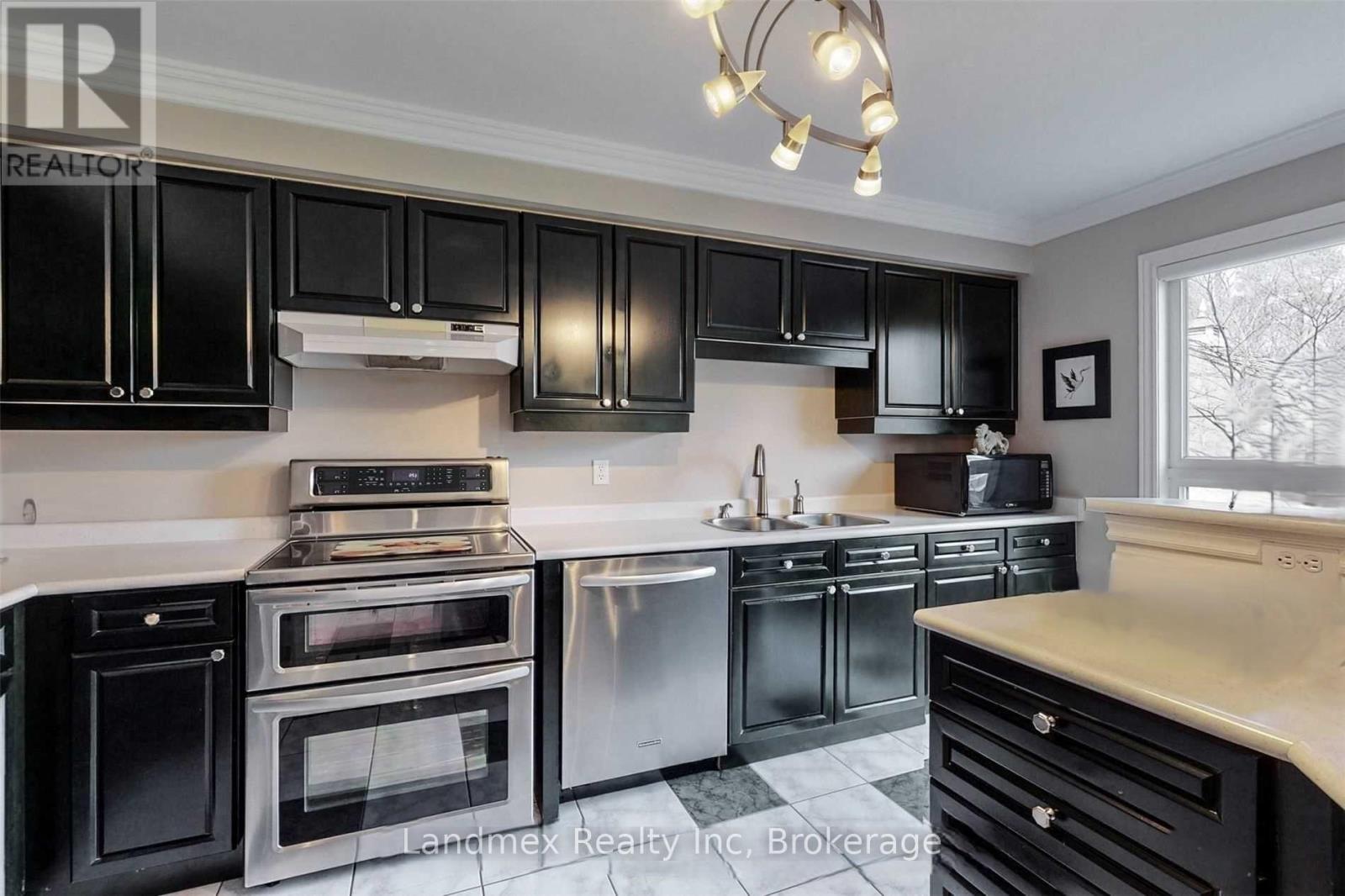 5423 Planter's Wood Court, Mississauga, Ontario  L5M 5V6 - Photo 6 - W13246012