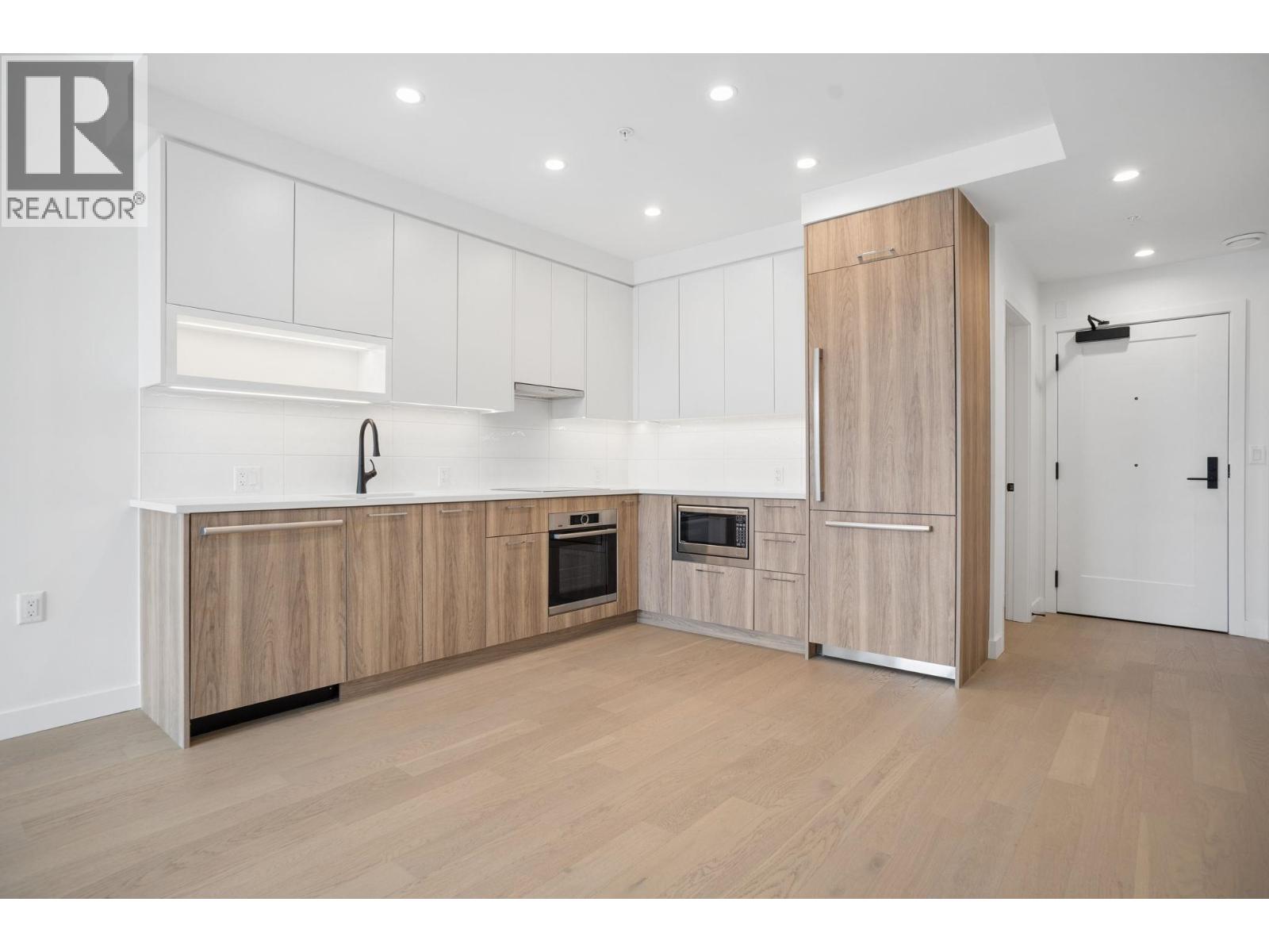 208 8398 OAK STREET