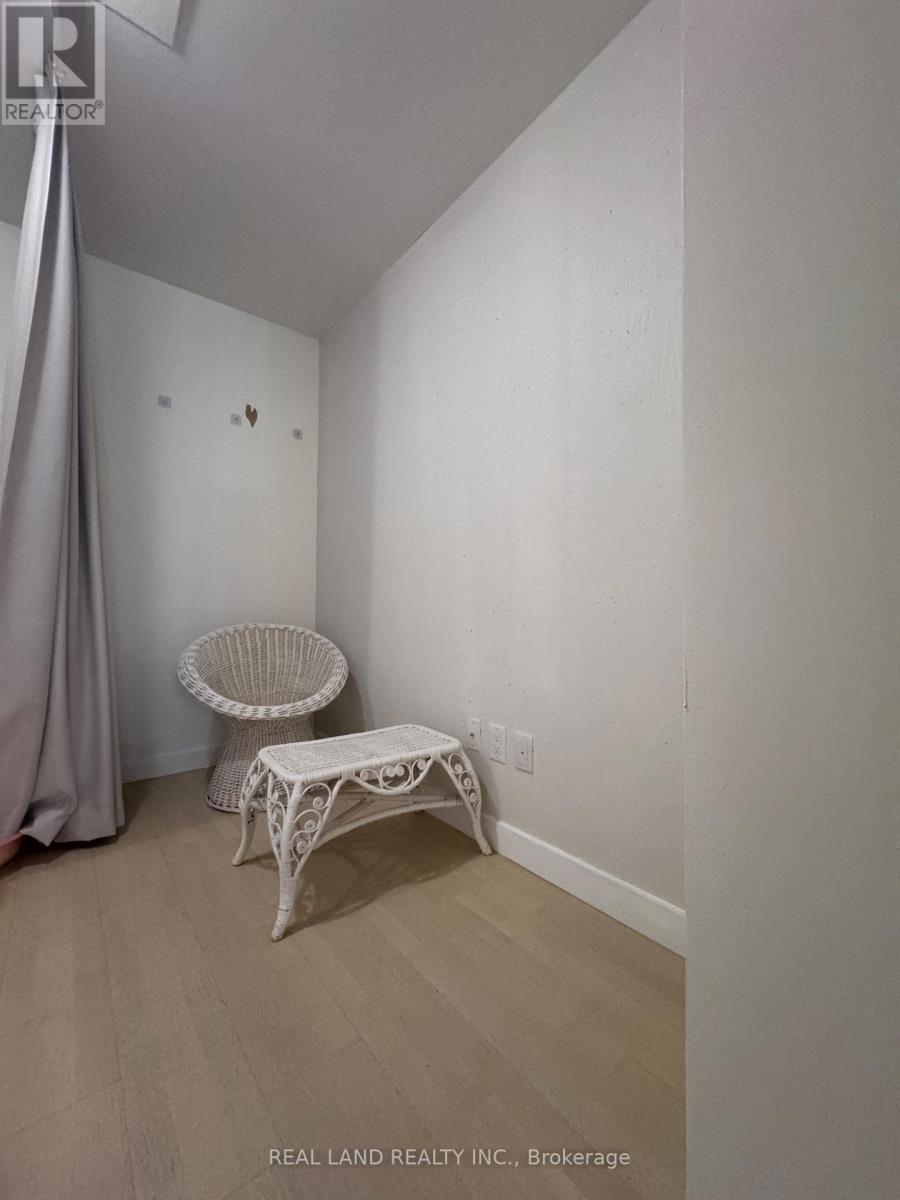 303 - 246 Logan Avenue, Toronto, Ontario  M4M 0E9 - Photo 2 - E13246054