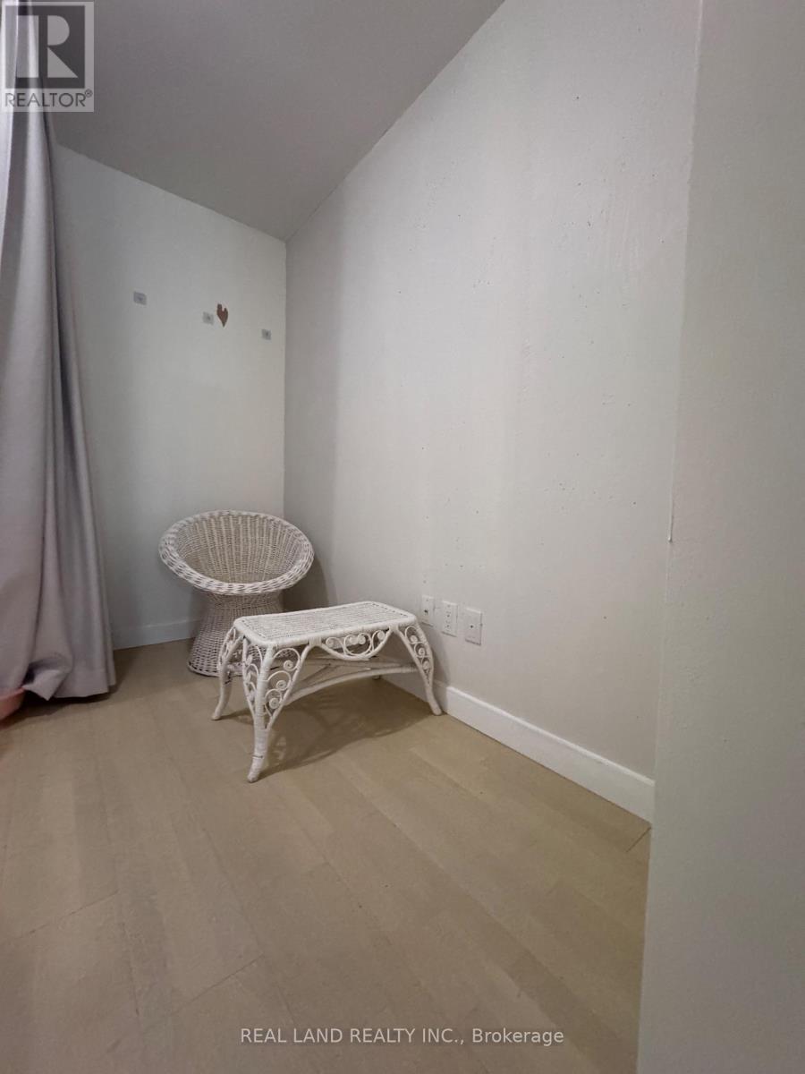 303 - 246 Logan Avenue, Toronto, Ontario  M4M 0E9 - Photo 3 - E13246054