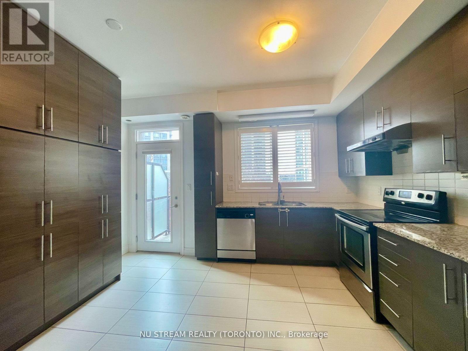 241 South Park Road, Markham, Ontario  L3T 0B6 - Photo 8 - N13246062