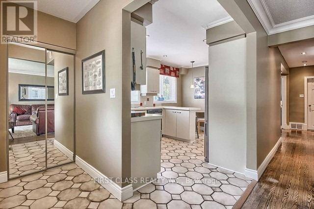 Upper - 28 Collins Crescent, Aurora, Ontario  L4G 2W2 - Photo 3 - N13246068
