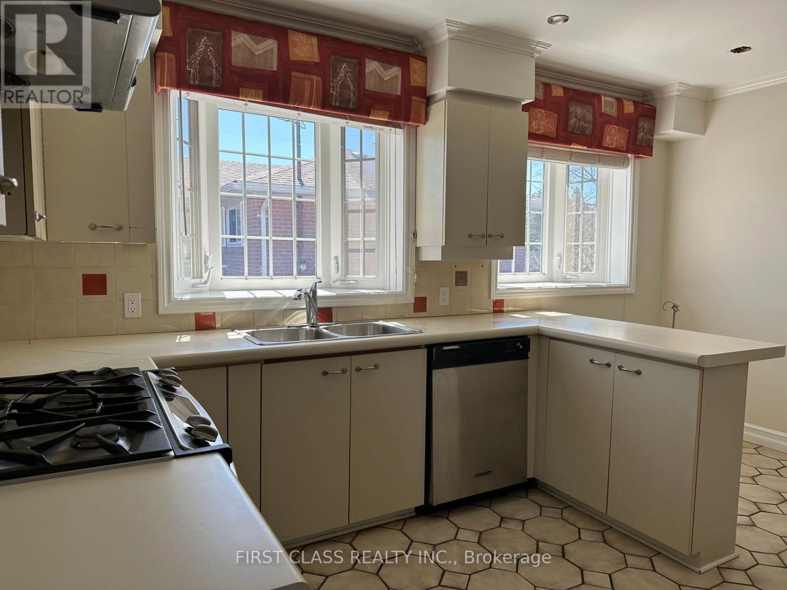Upper - 28 Collins Crescent, Aurora, Ontario  L4G 2W2 - Photo 6 - N13246068