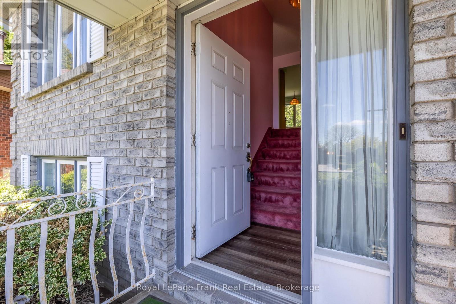311 Cumberland Court, Oshawa, Ontario  L1H 8E7 - Photo 3 - E13246116