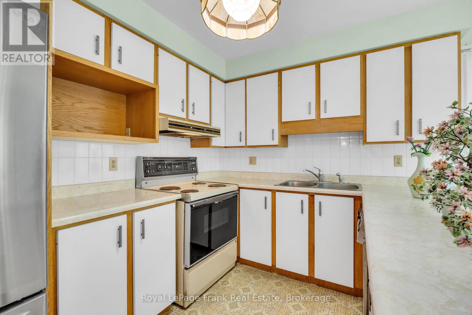 311 Cumberland Court, Oshawa, Ontario  L1H 8E7 - Photo 8 - E13246116