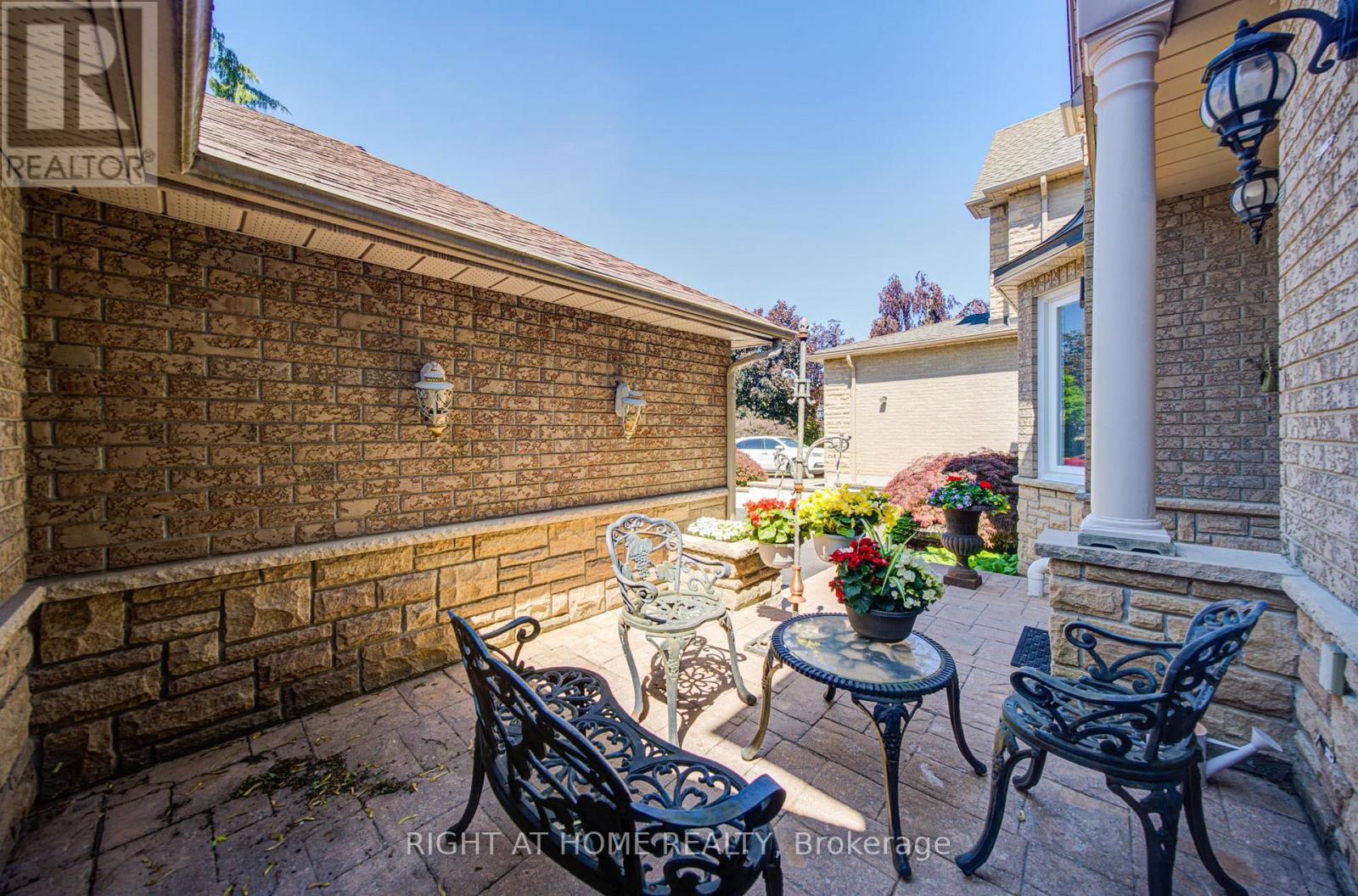 99 Naughton Drive, Richmond Hill, Ontario  L4C 8B3 - Photo 4 - N13246228
