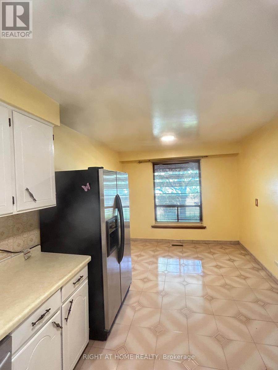 1010 Bloor Street, Mississauga, Ontario  L4Y 2N2 - Photo 3 - W13246236