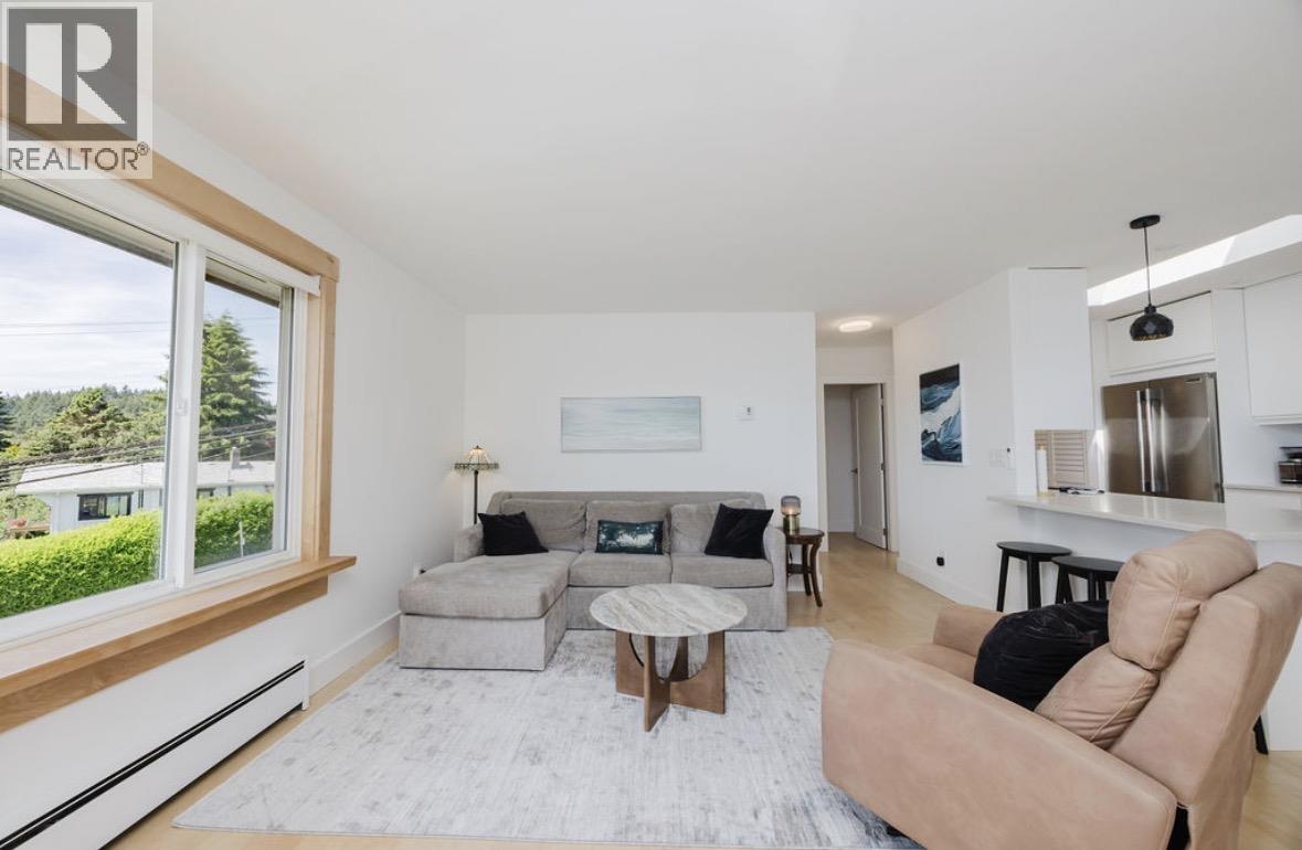 11 694 School Road, Gibsons, British Columbia  V0N 1V9 - Photo 4 - R3131657