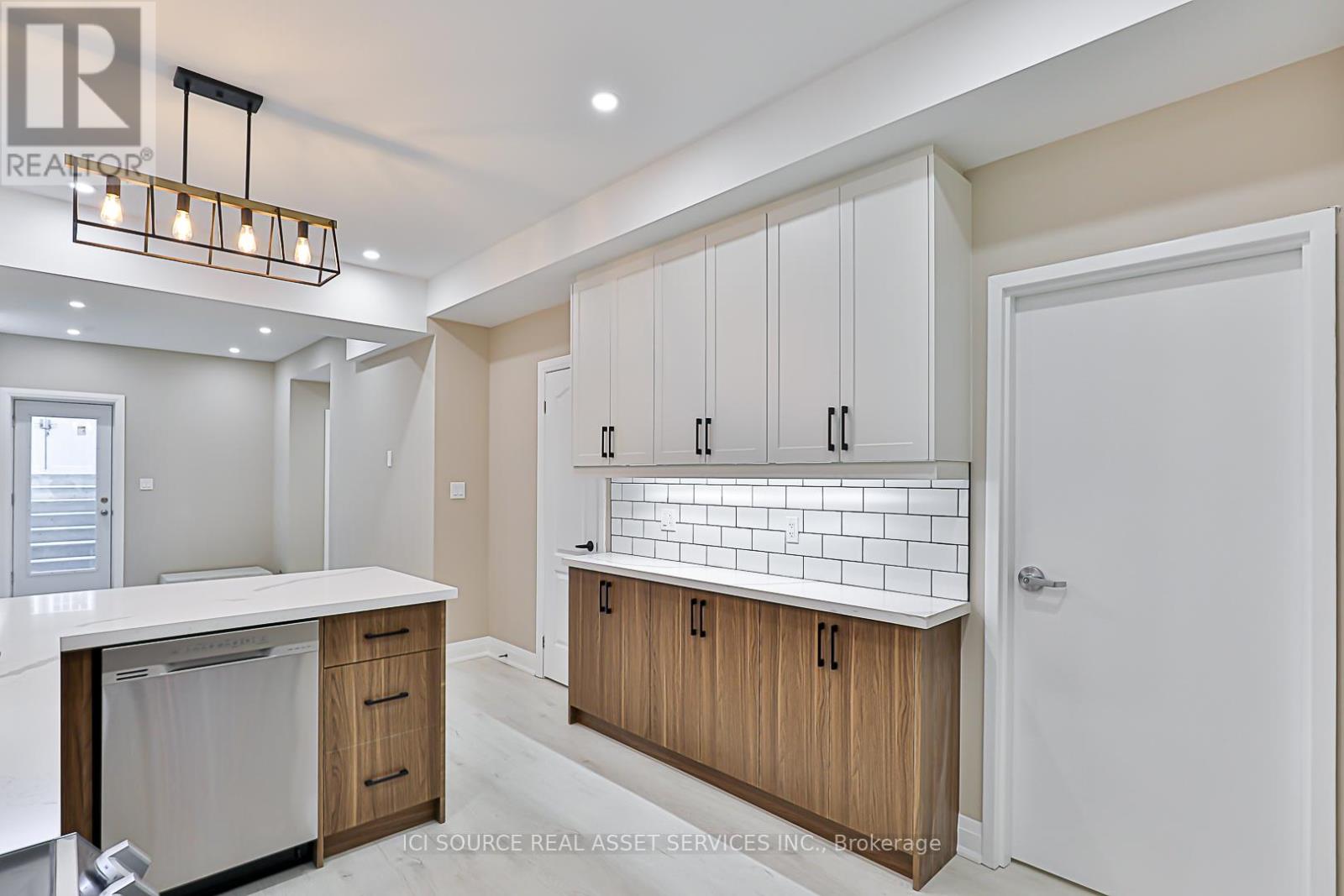 B - 747 Langford Boulevard, Bradford West Gwillimbury, Ontario  L3Z 4H8 - Photo 5 - N13246368