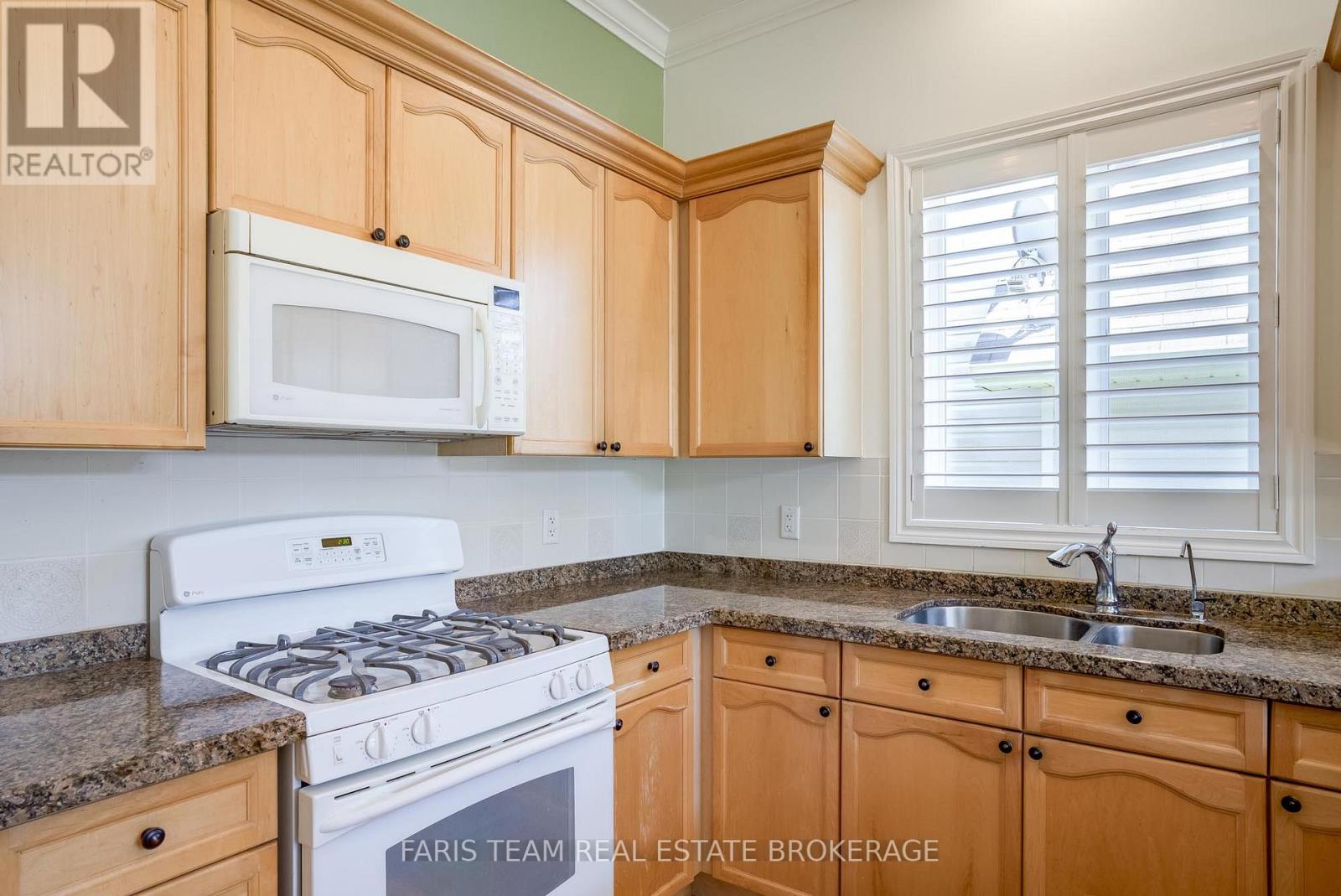 16 Landscape Drive, Oro-Medonte, Ontario  L0L 2L0 - Photo 7 - S13246404