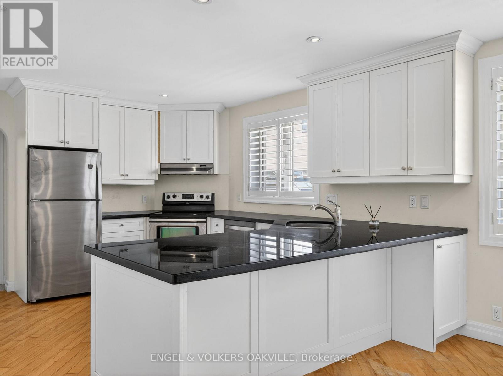 2 - 84 Reynolds Street, Oakville, Ontario  L6J 3K2 - Photo 11 - W12982648