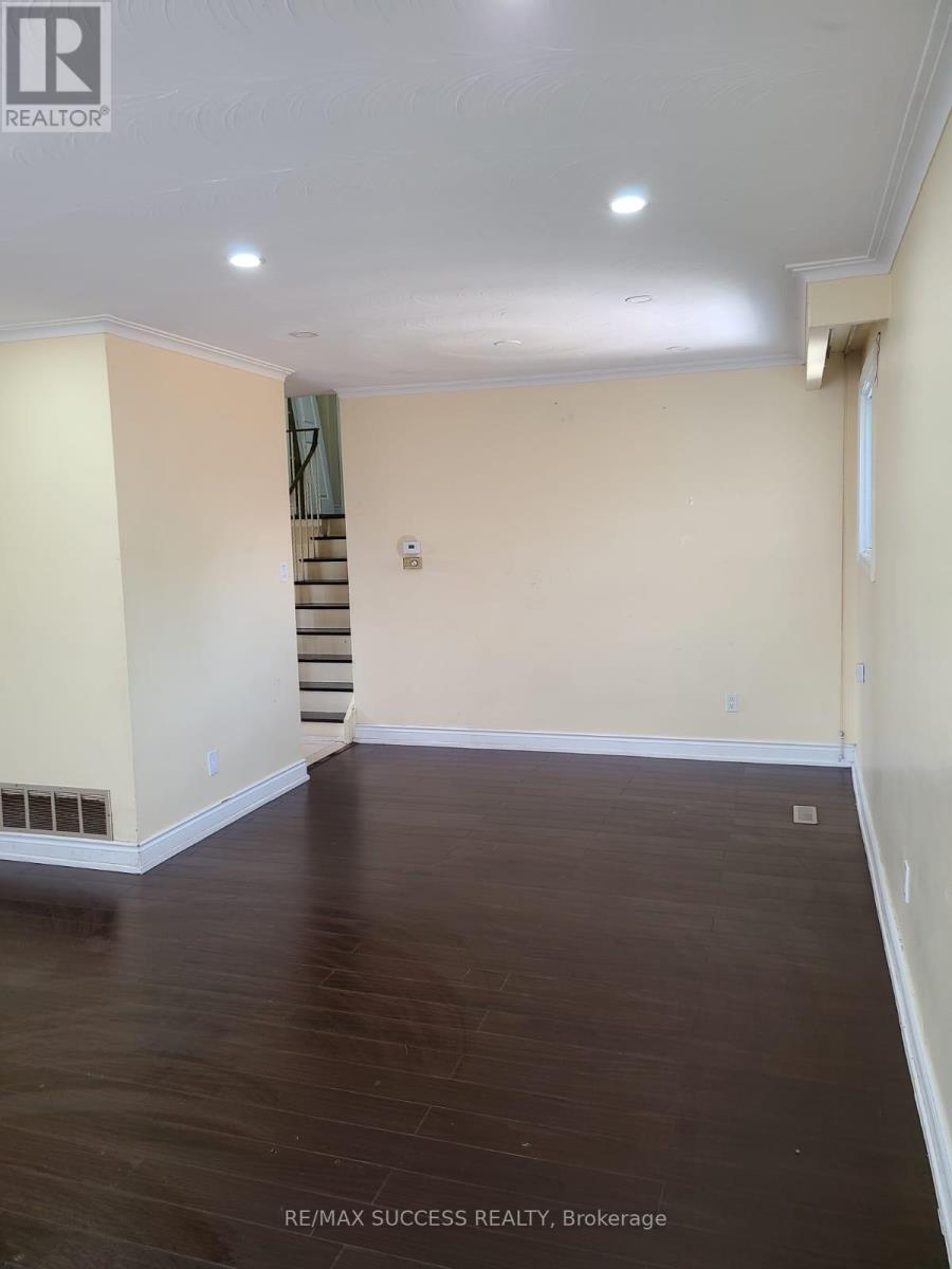 3291 Brandon Gate Drive, Mississauga, Ontario  L4T 2G3 - Photo 4 - W13235158
