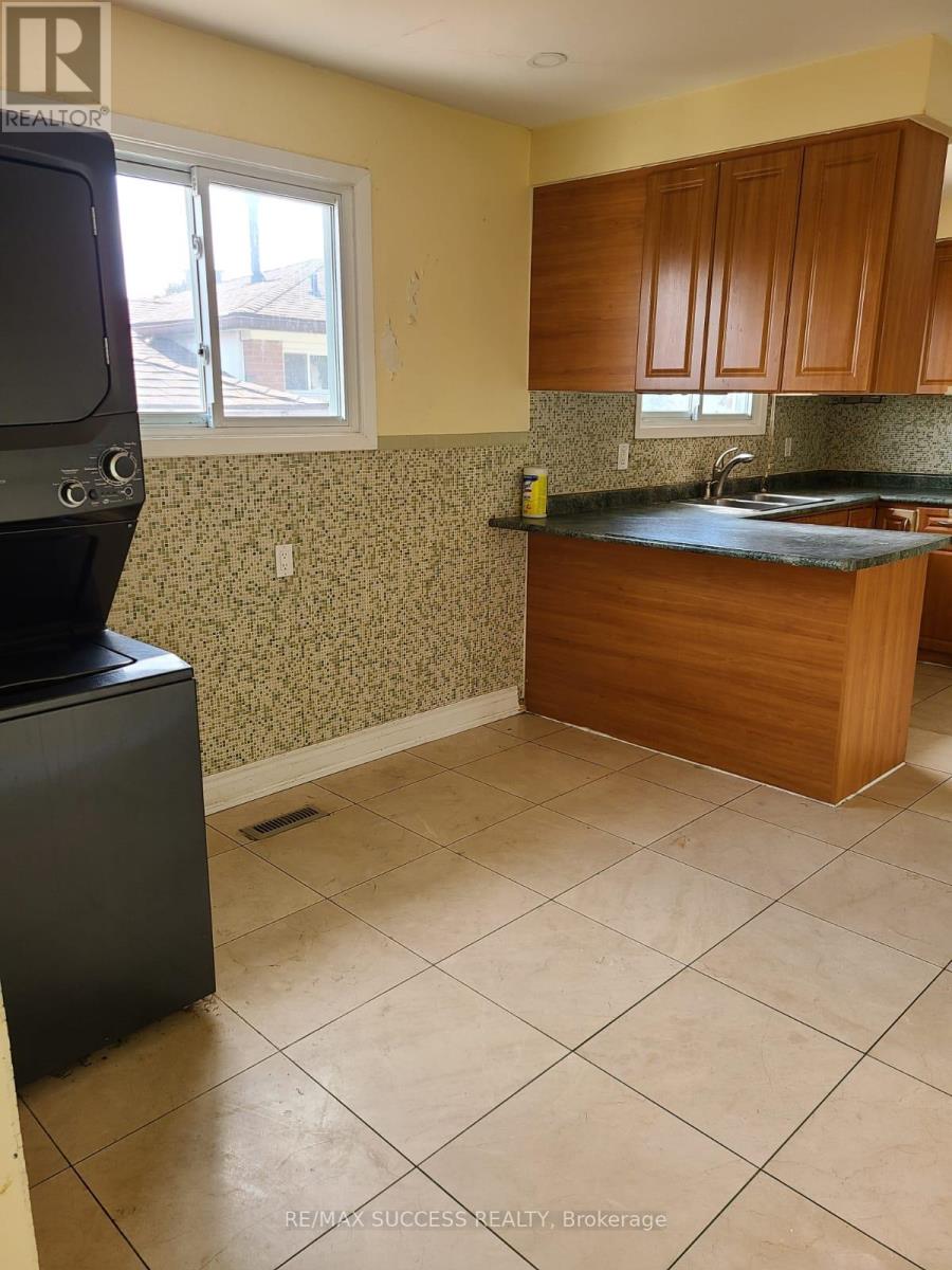 3291 Brandon Gate Drive, Mississauga, Ontario  L4T 2G3 - Photo 6 - W13235158