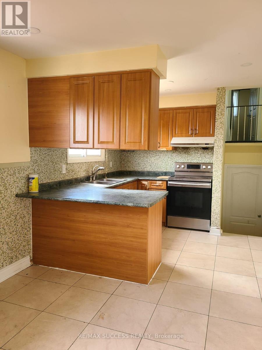 3291 Brandon Gate Drive, Mississauga, Ontario  L4T 2G3 - Photo 5 - W13235158