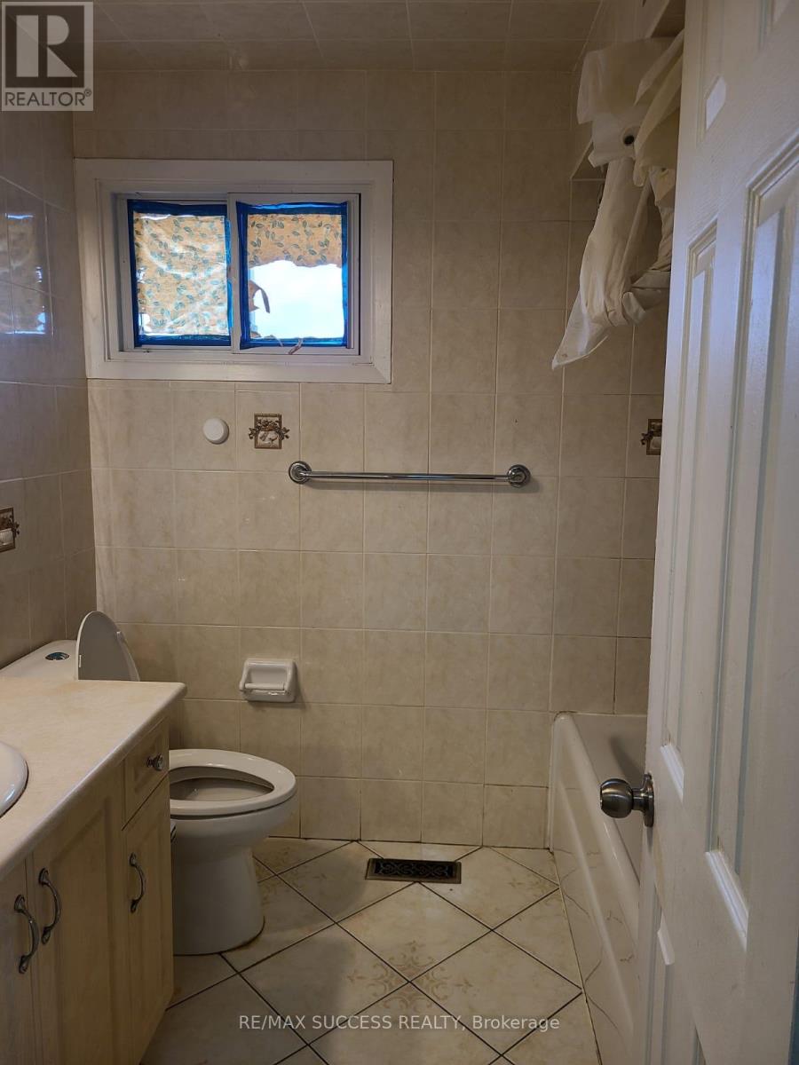 3291 Brandon Gate Drive, Mississauga, Ontario  L4T 2G3 - Photo 12 - W13235158