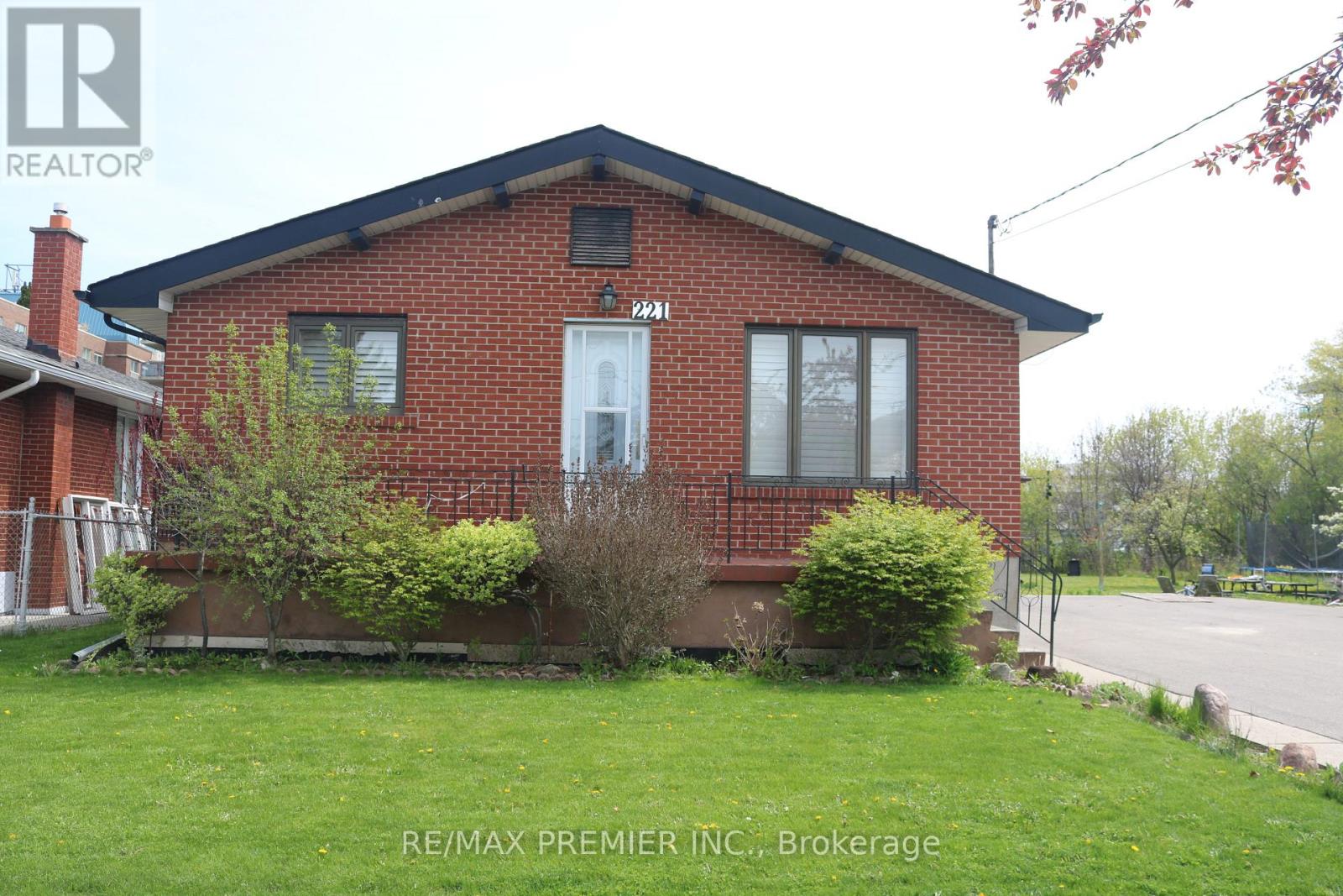 221 COCKSFIELD AVENUE, Toronto, Ontario