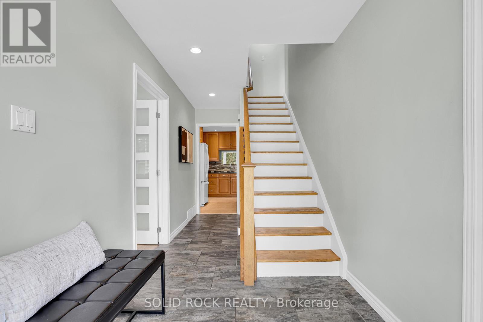 10 Highpark Crescent, Ottawa, Ontario  K1B 3G8 - Photo 4 - X13247274