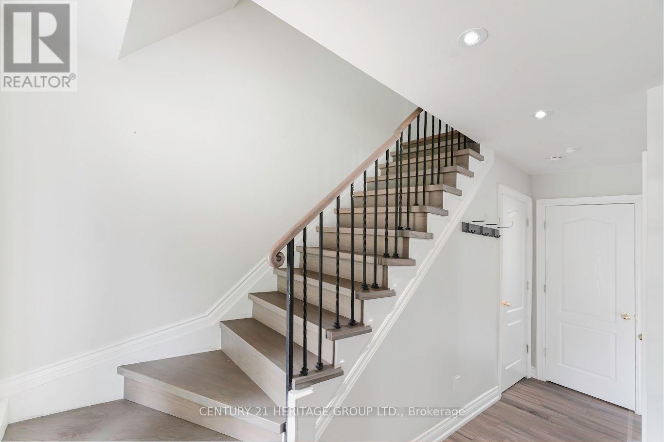 307 Towercrest Drive, Newmarket, Ontario  L3Y 1C1 - Photo 5 - N13247092